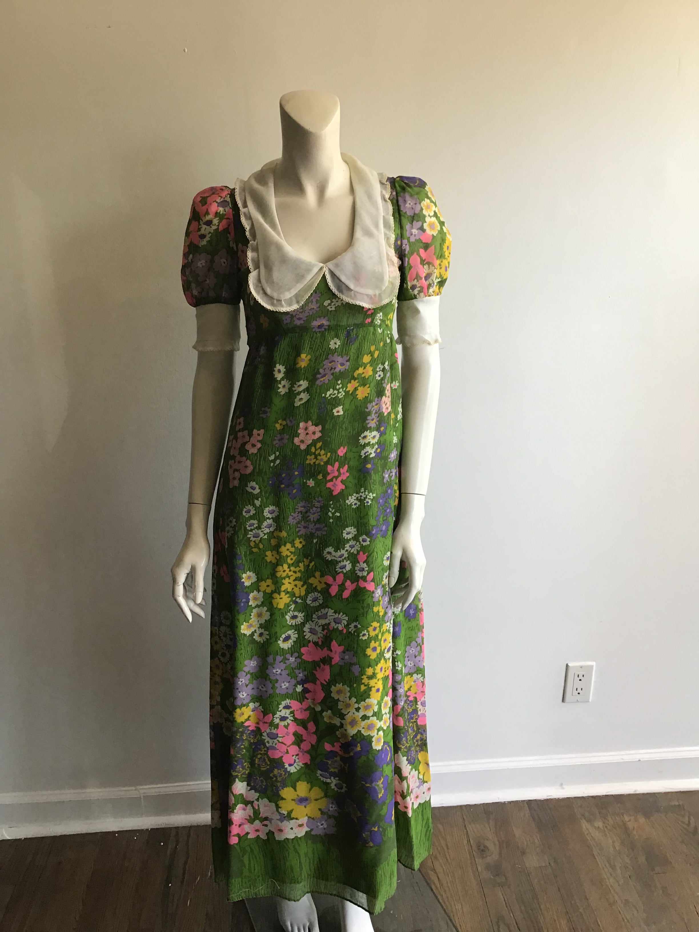 green emerald velvet dress 1970's Green Floral Dress with White Yoke Collar size 2-4 – Sophia's Gallery
