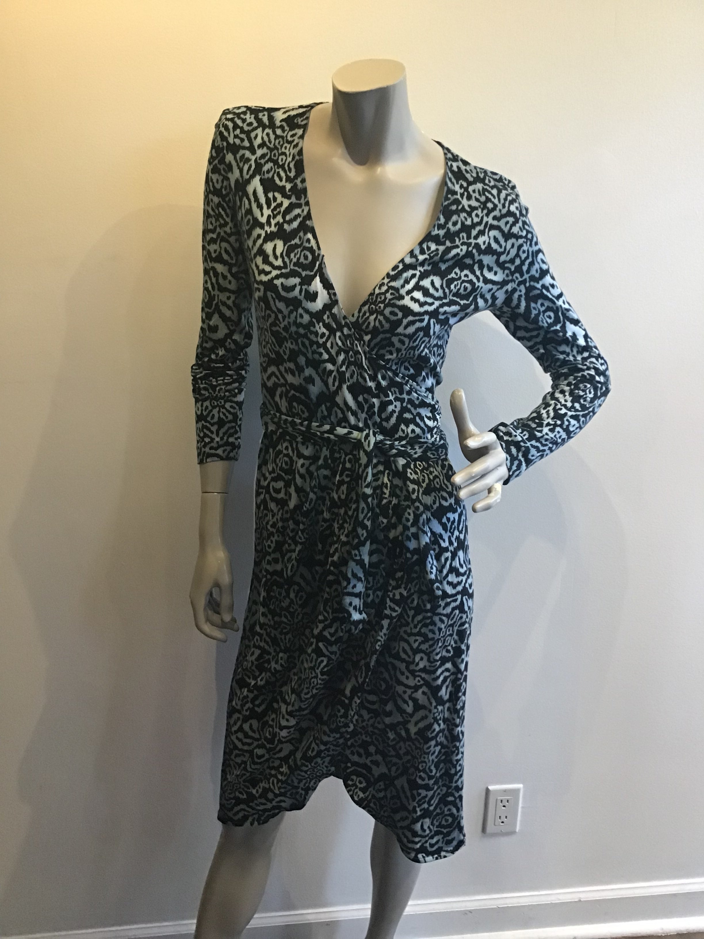 1970's Diane Von Fürstenberg Blue Black printed cotton jersey Dress