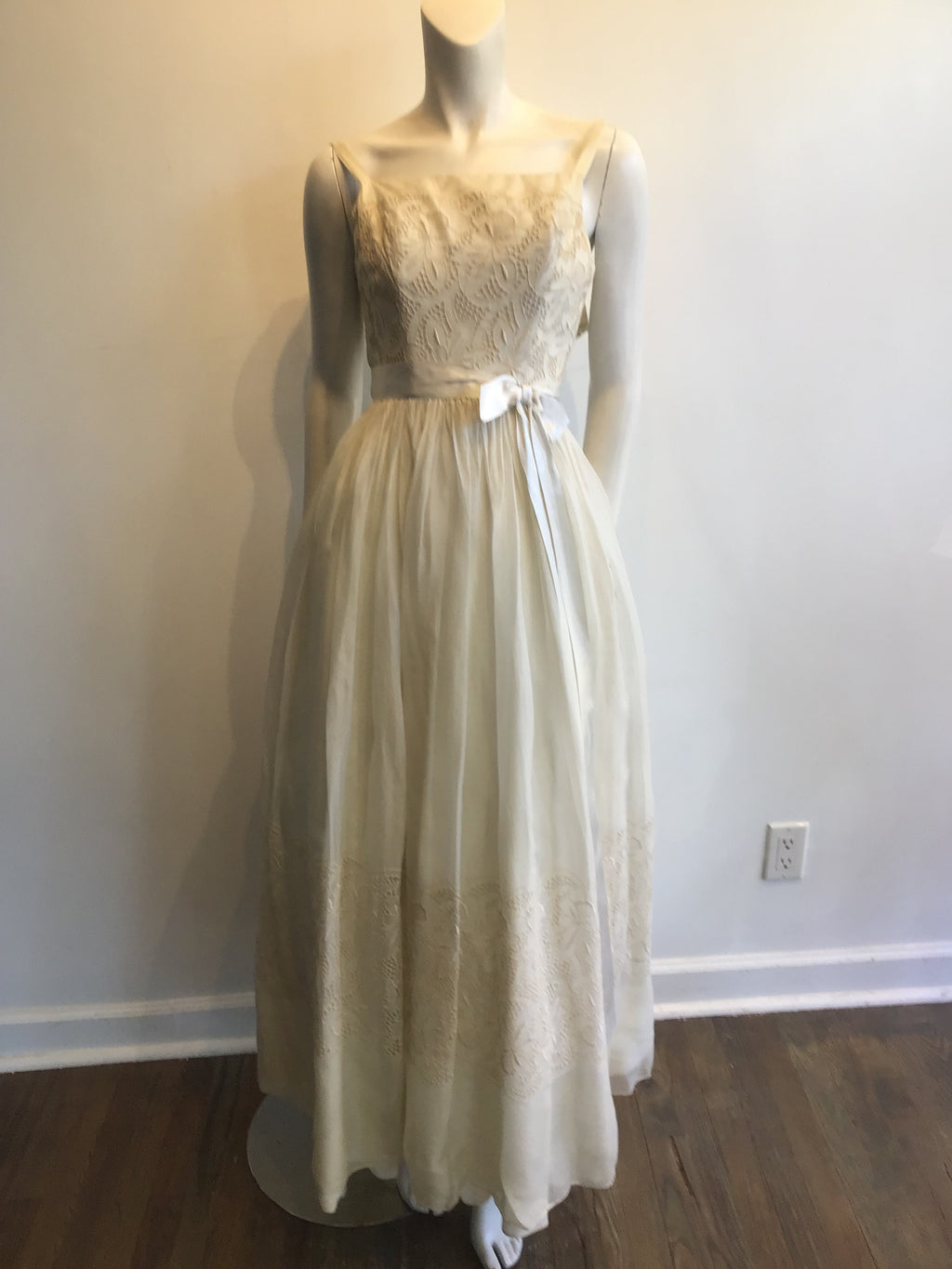 1950s Cream Embroidered Organza Gown Size 0-2