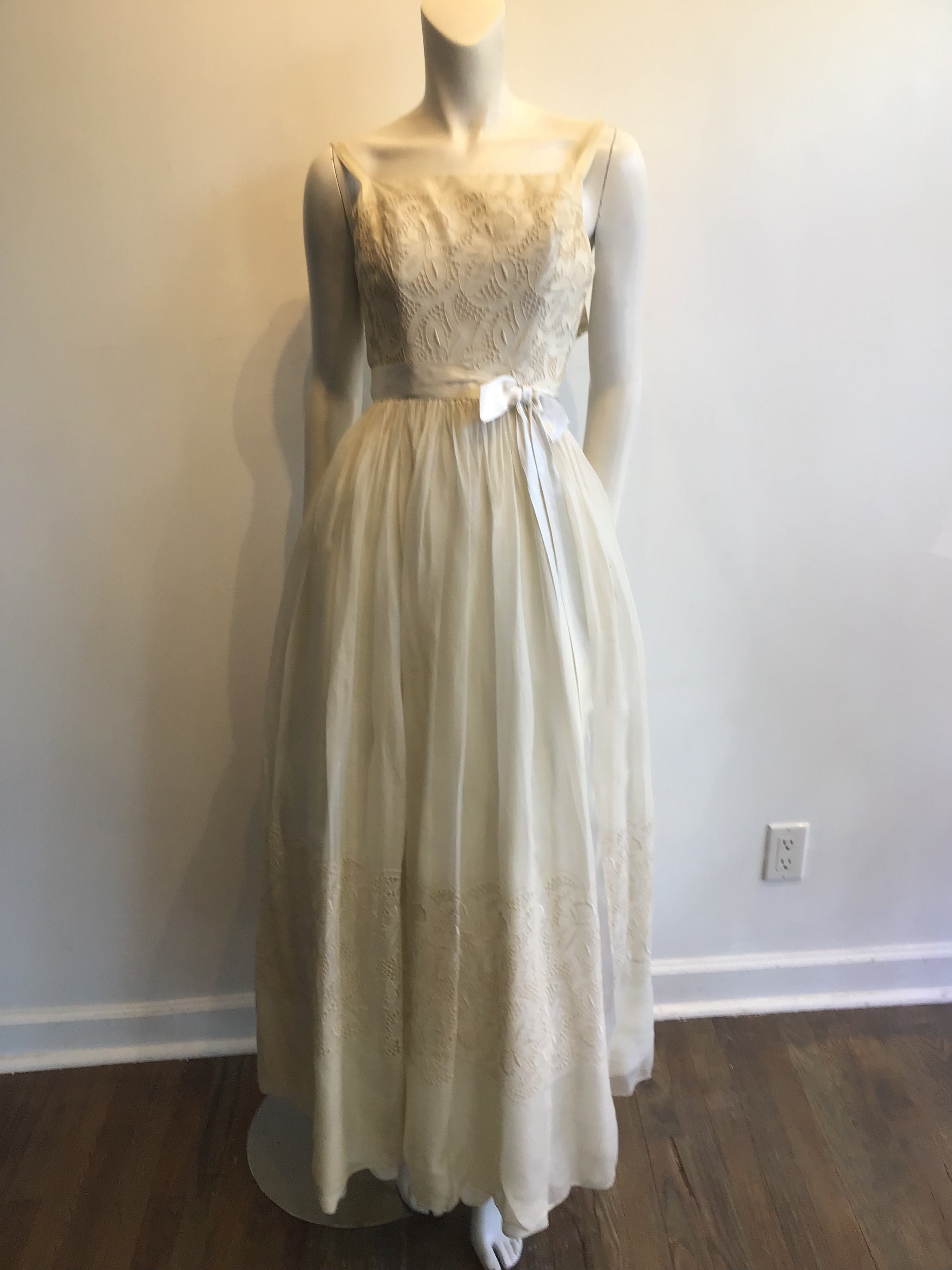 1950s Cream Embroidered Organza Gown Size 0-2