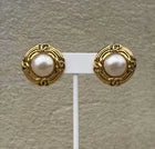CHANEL CLIP ON PEARL EARRINGS 1980S
