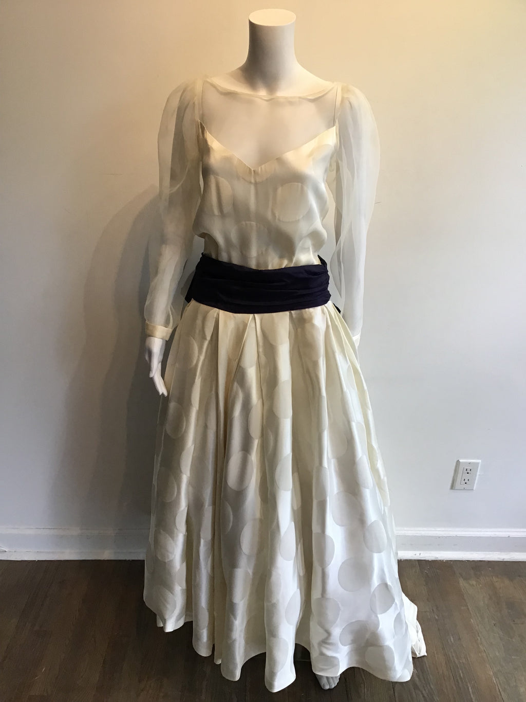 Late 1970’s white Silk Blend Evening Dress with Navy Sash Size 4
