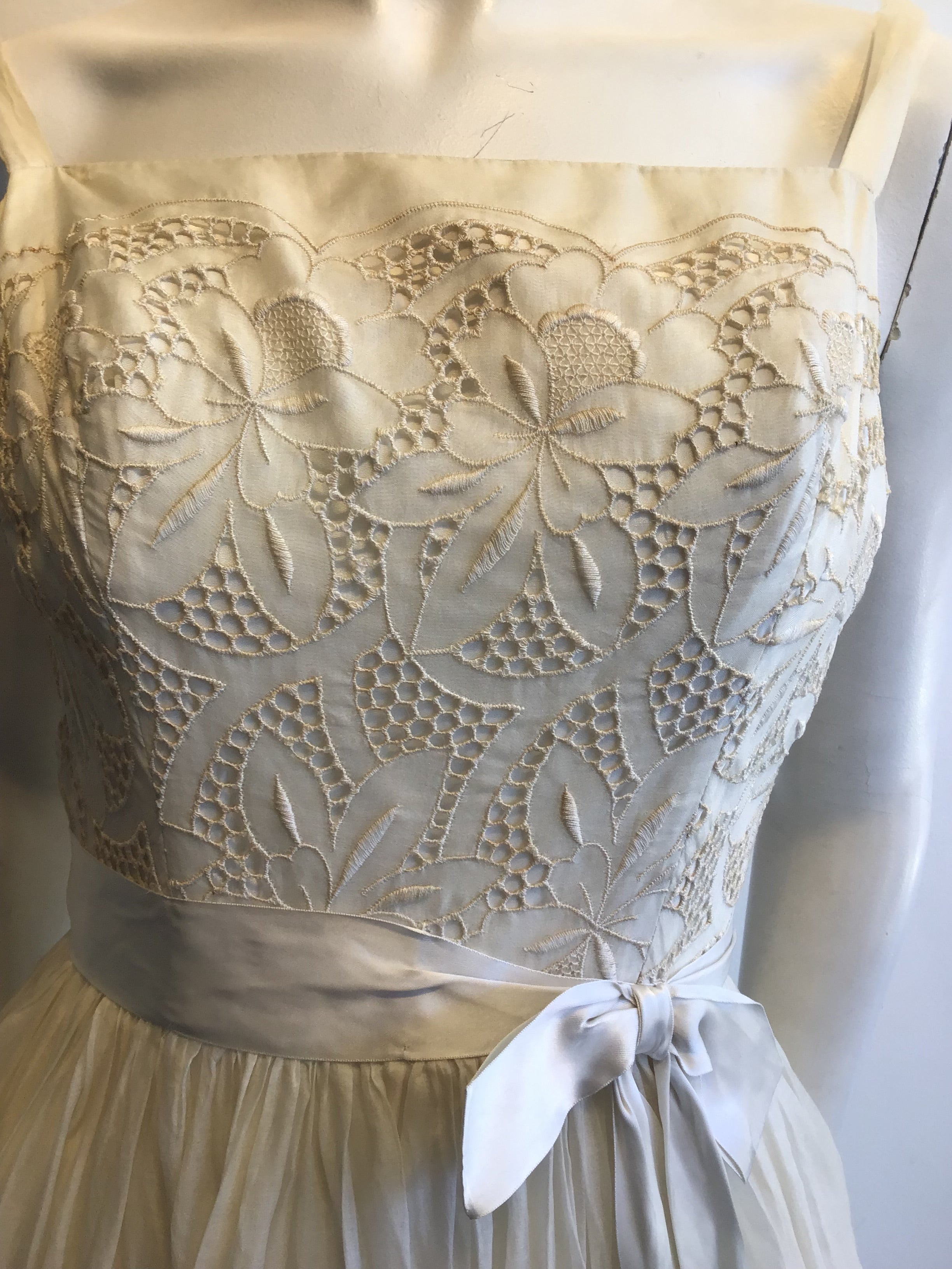 1950s Cream Embroidered Organza Gown Size 0-2