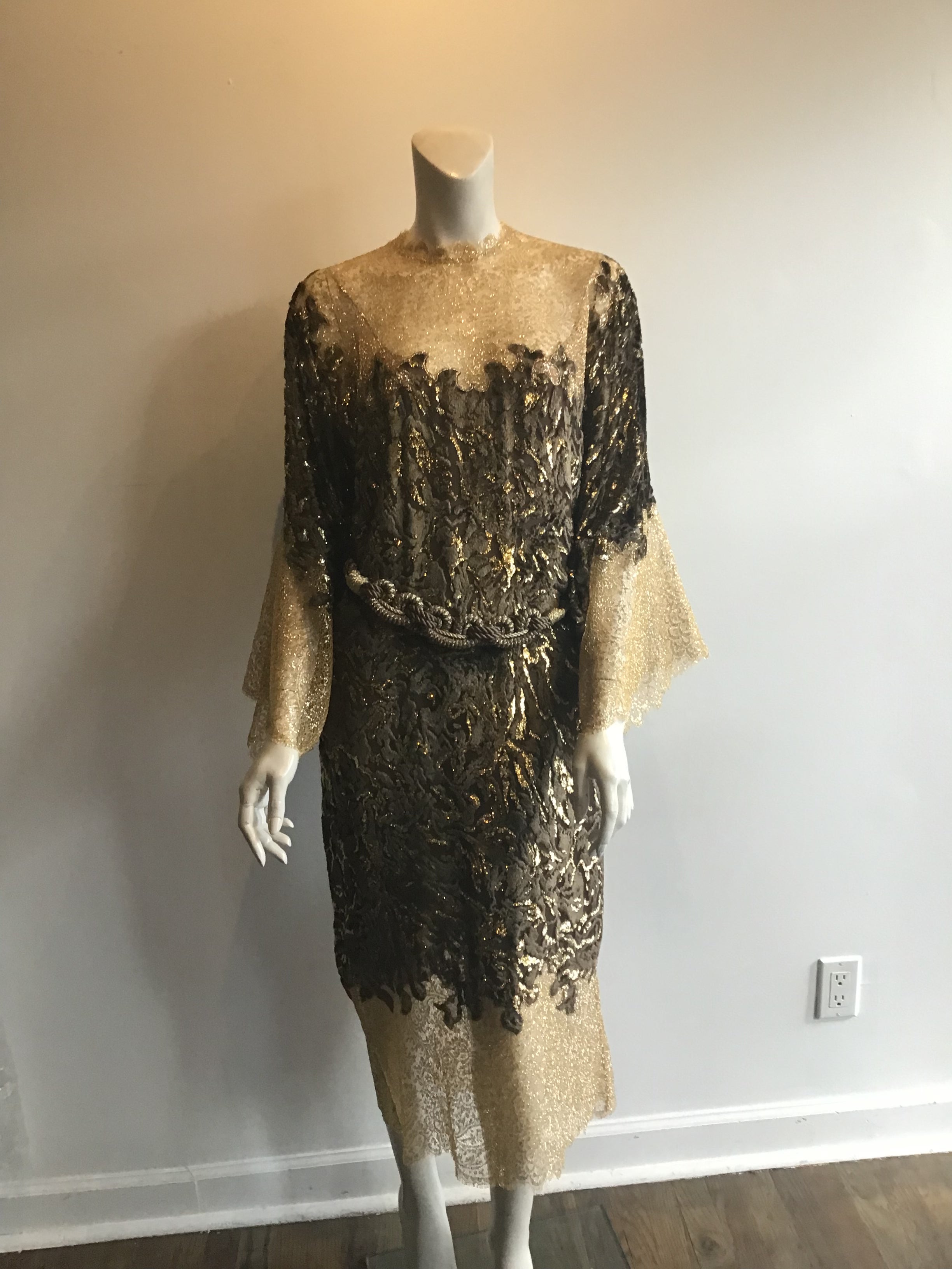 1980s Oscar de La Renta Gold Lace and Flocked Velvet Chemise Style Cocktail Dress with belt Size 8