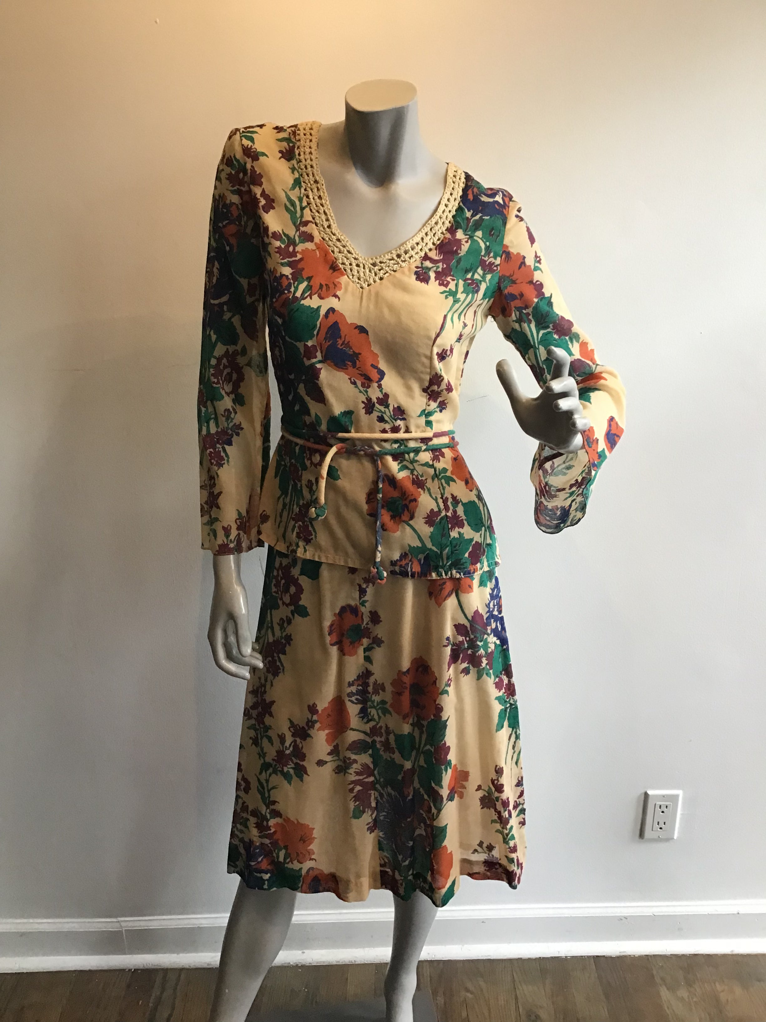 1970's St Williams  by Kay Unger 2 piece floral ensemble