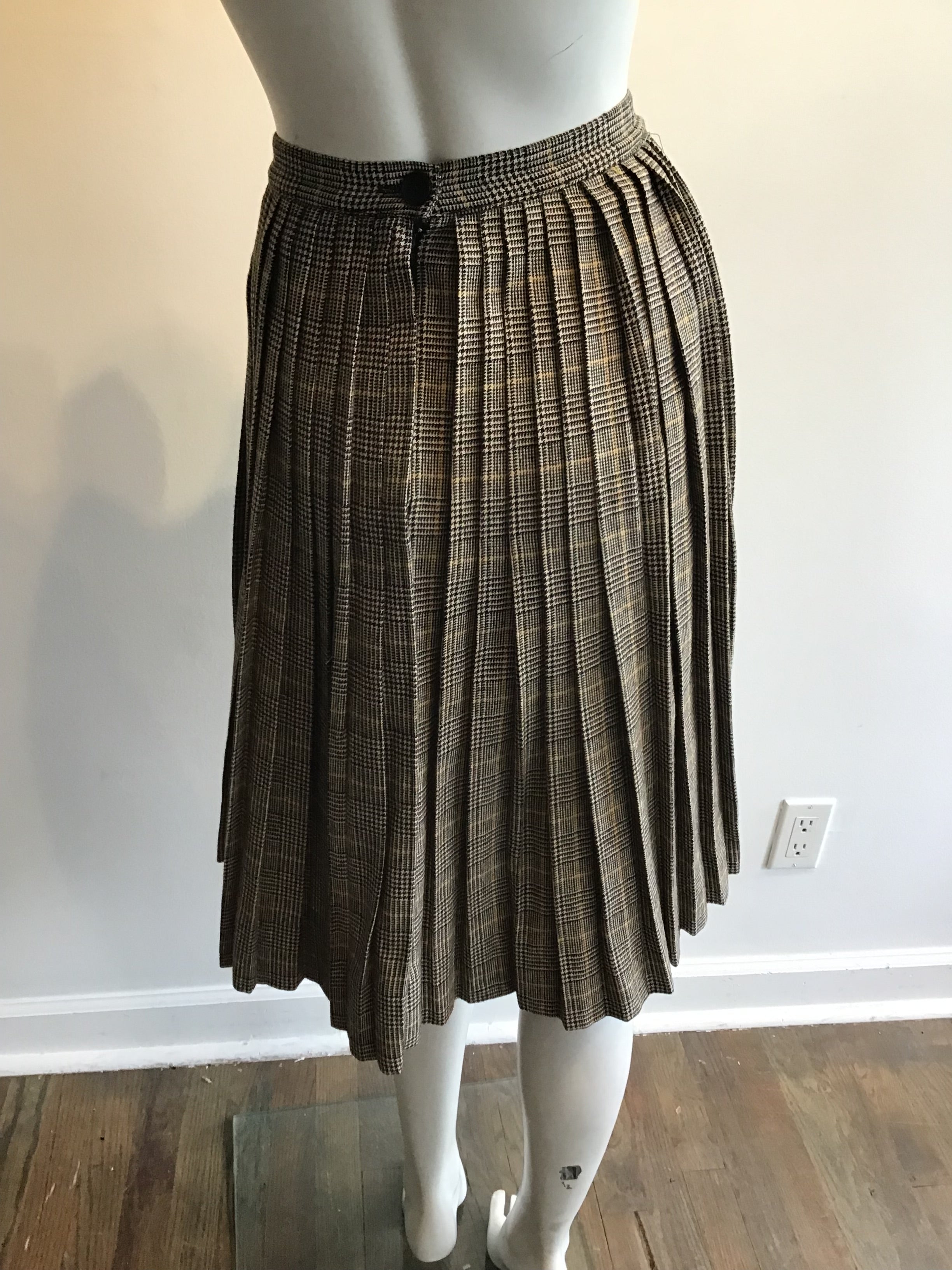 1960’s Wool Plaid Kilt Skirt Size 8