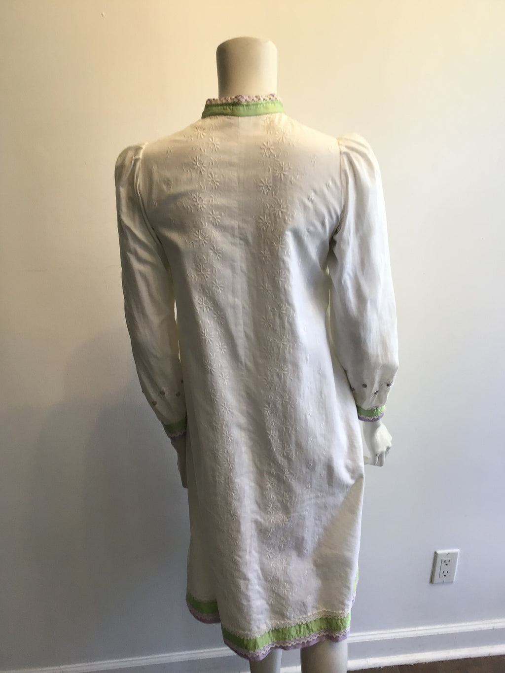 1970’s White Cotton Mary O’Donnell Embroidered Day Dress Size 4