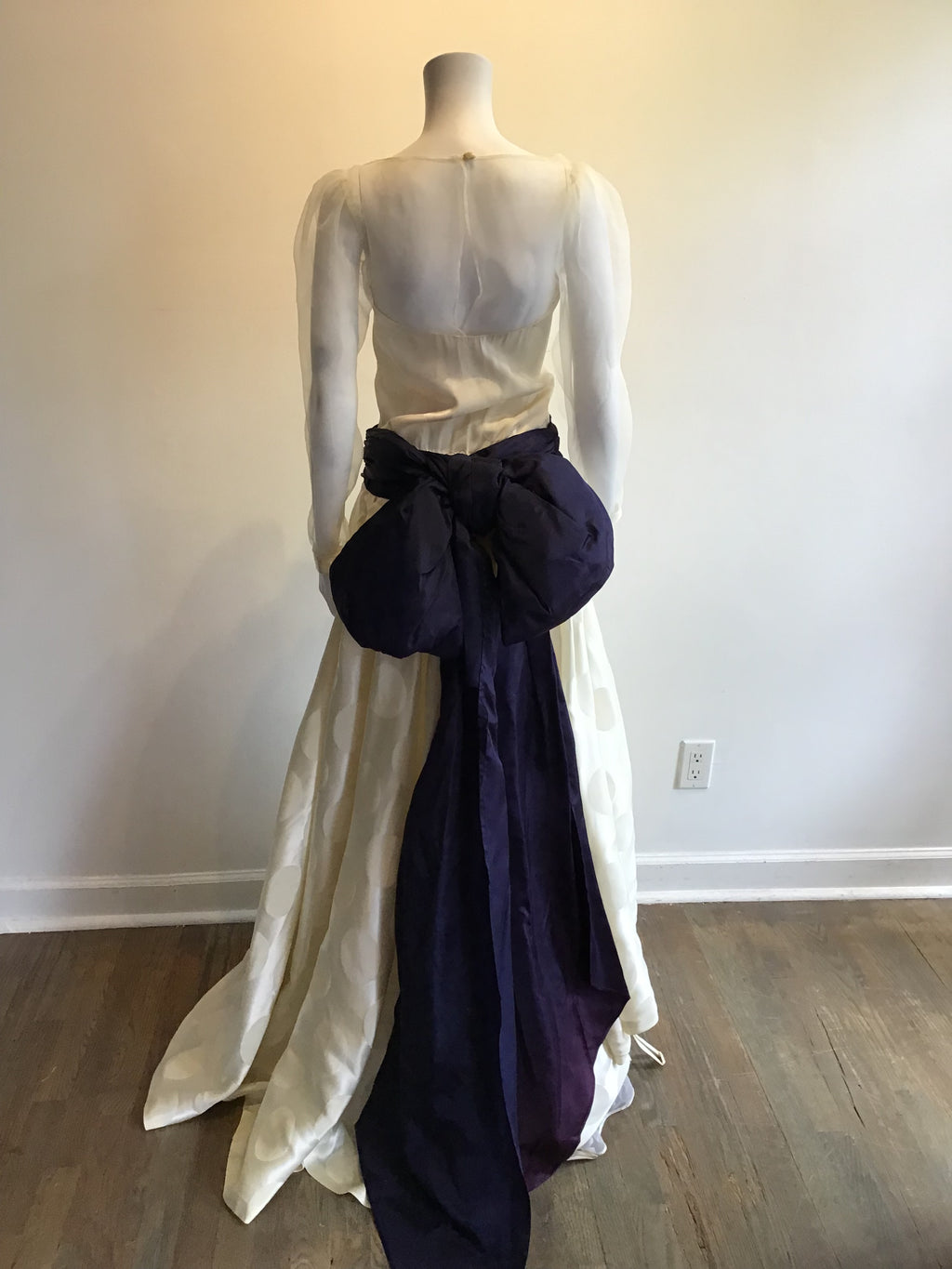 Late 1970’s white Silk Blend Evening Dress with Navy Sash Size 4