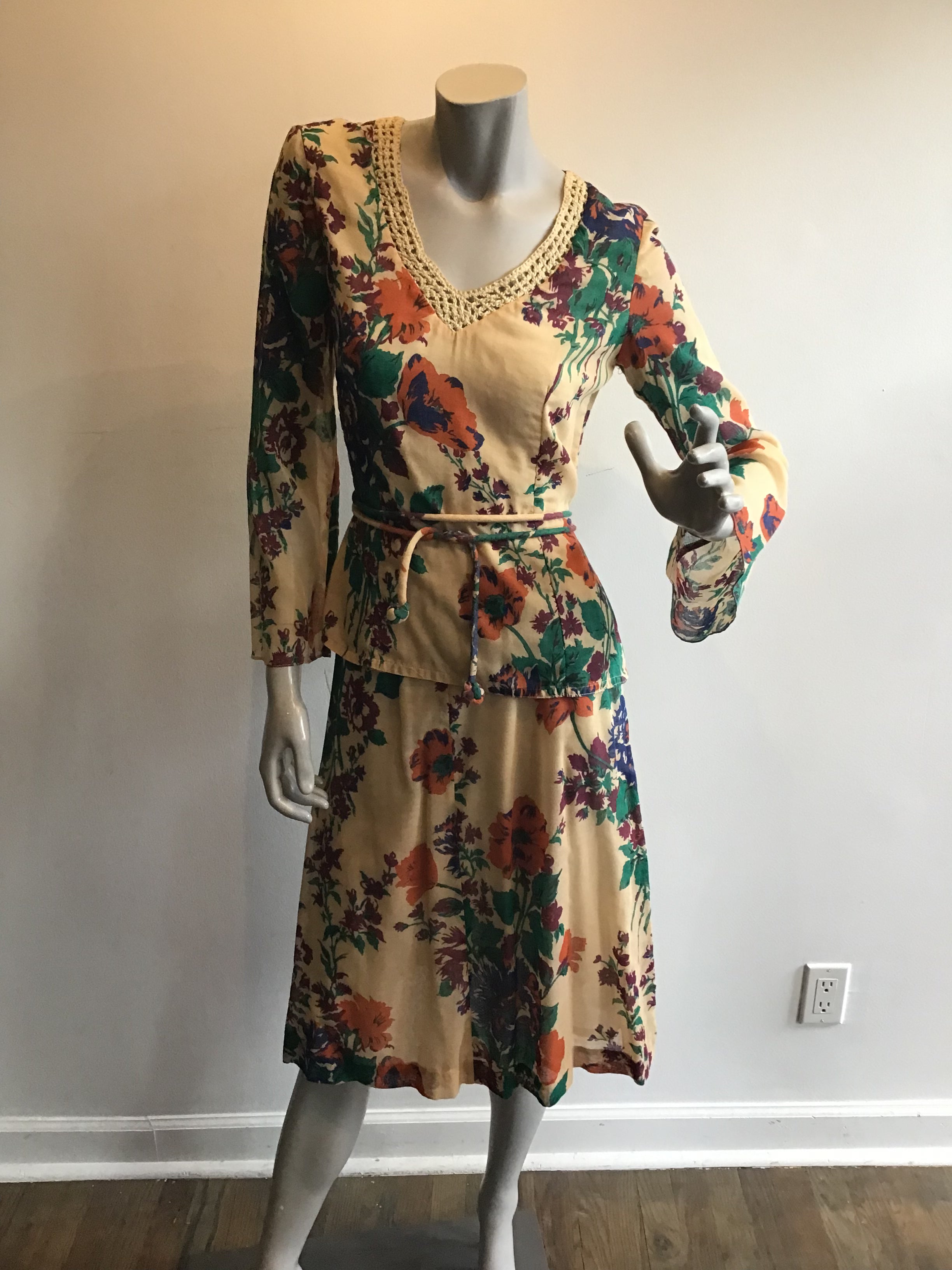 1970's St Williams  by Kay Unger 2 piece floral ensemble