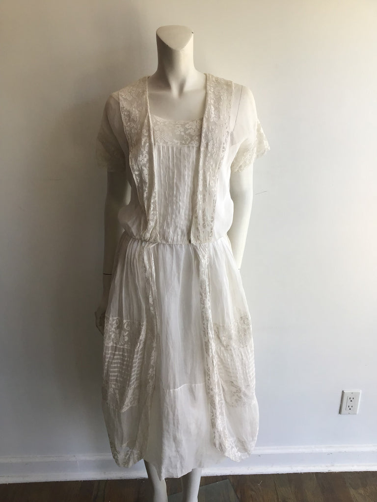 1918 white cotton lawn dress with lace. short sleeved size 8