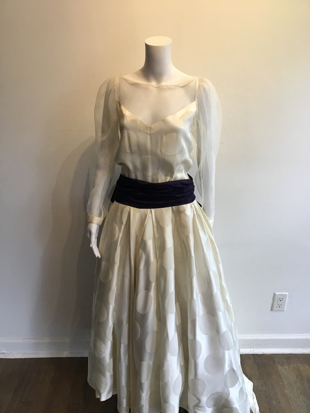 Late 1970’s white Silk Blend Evening Dress with Navy Sash Size 4