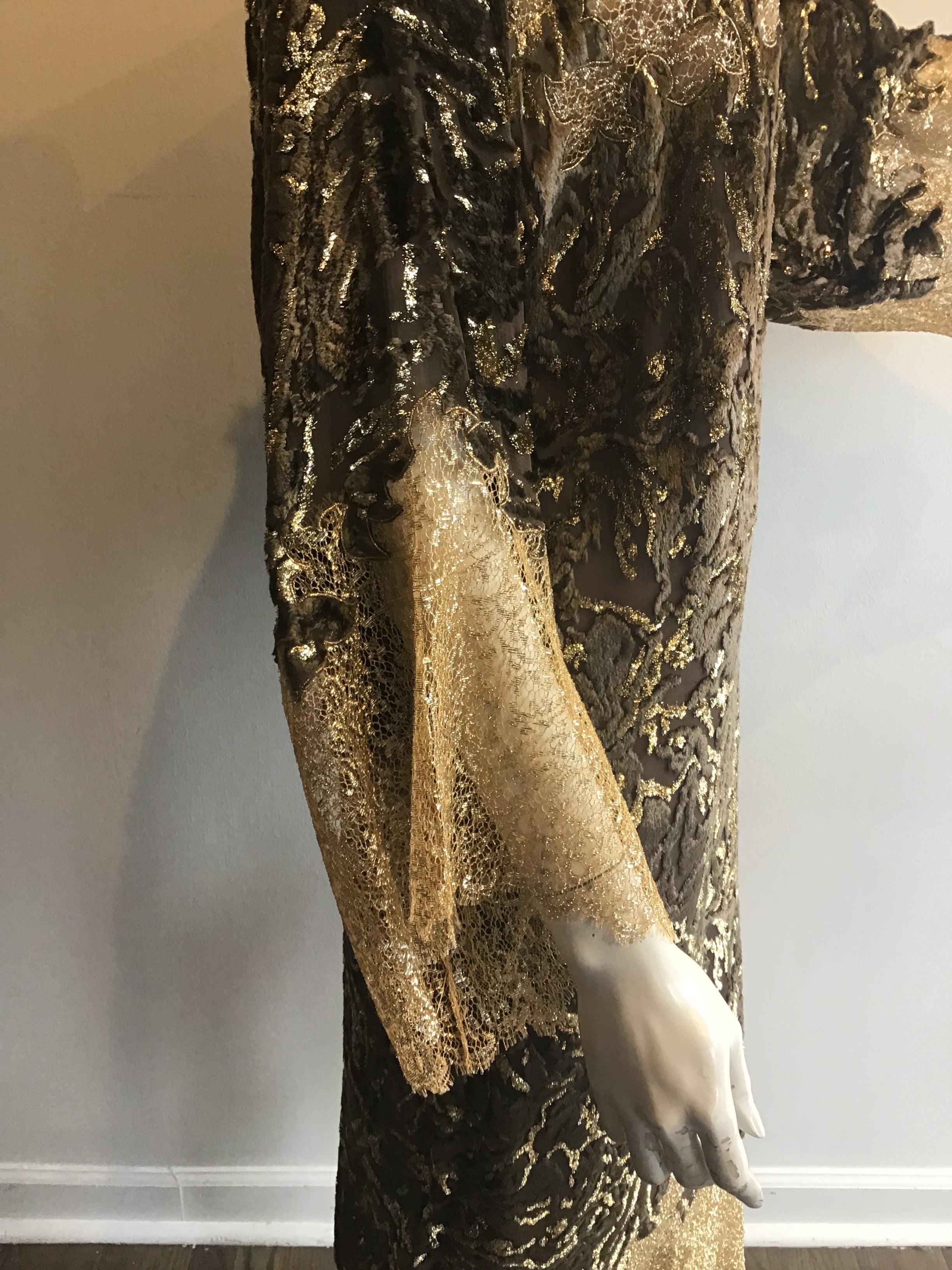 1980s Oscar de La Renta Gold Lace and Flocked Velvet Chemise Style Cocktail Dress with belt Size 8