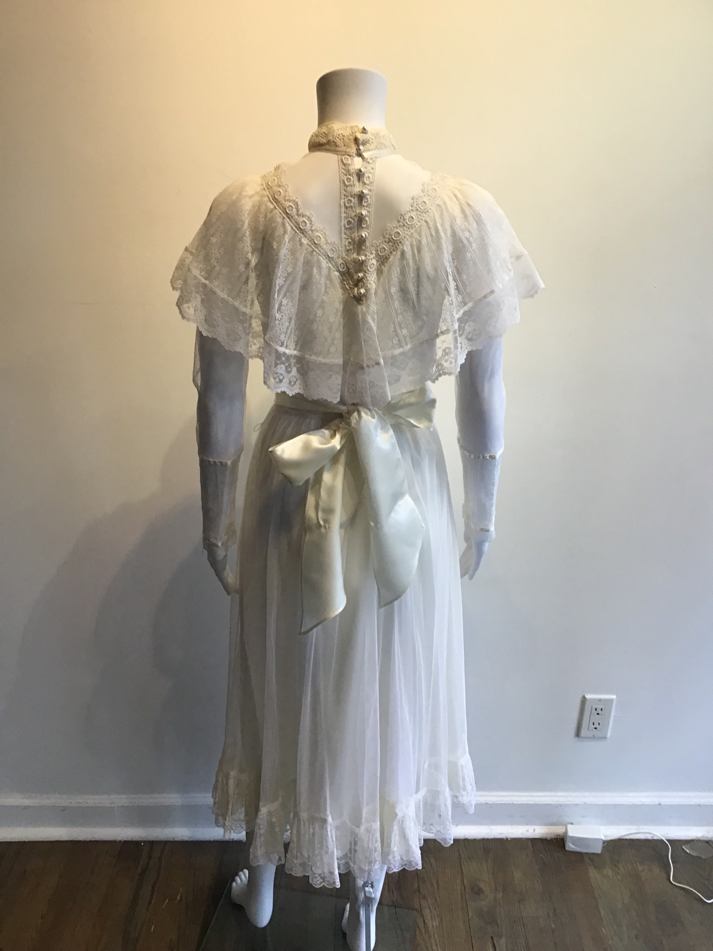 1980’s Gunne Sax White Polyester Net and Lace Wedding Dress Size 8
