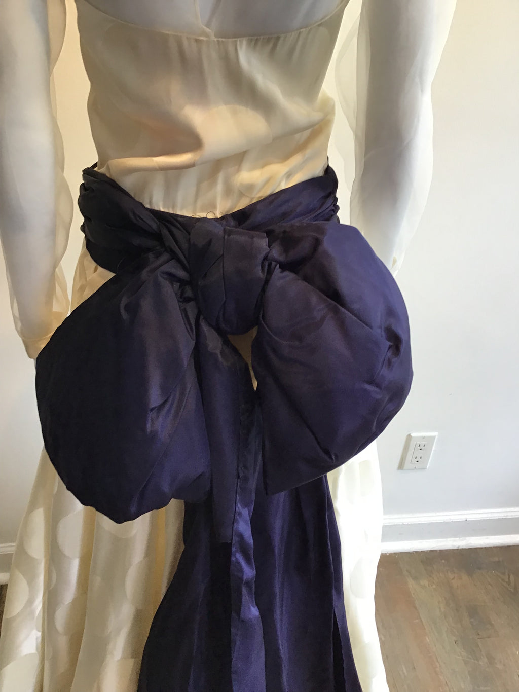 Late 1970’s white Silk Blend Evening Dress with Navy Sash Size 4