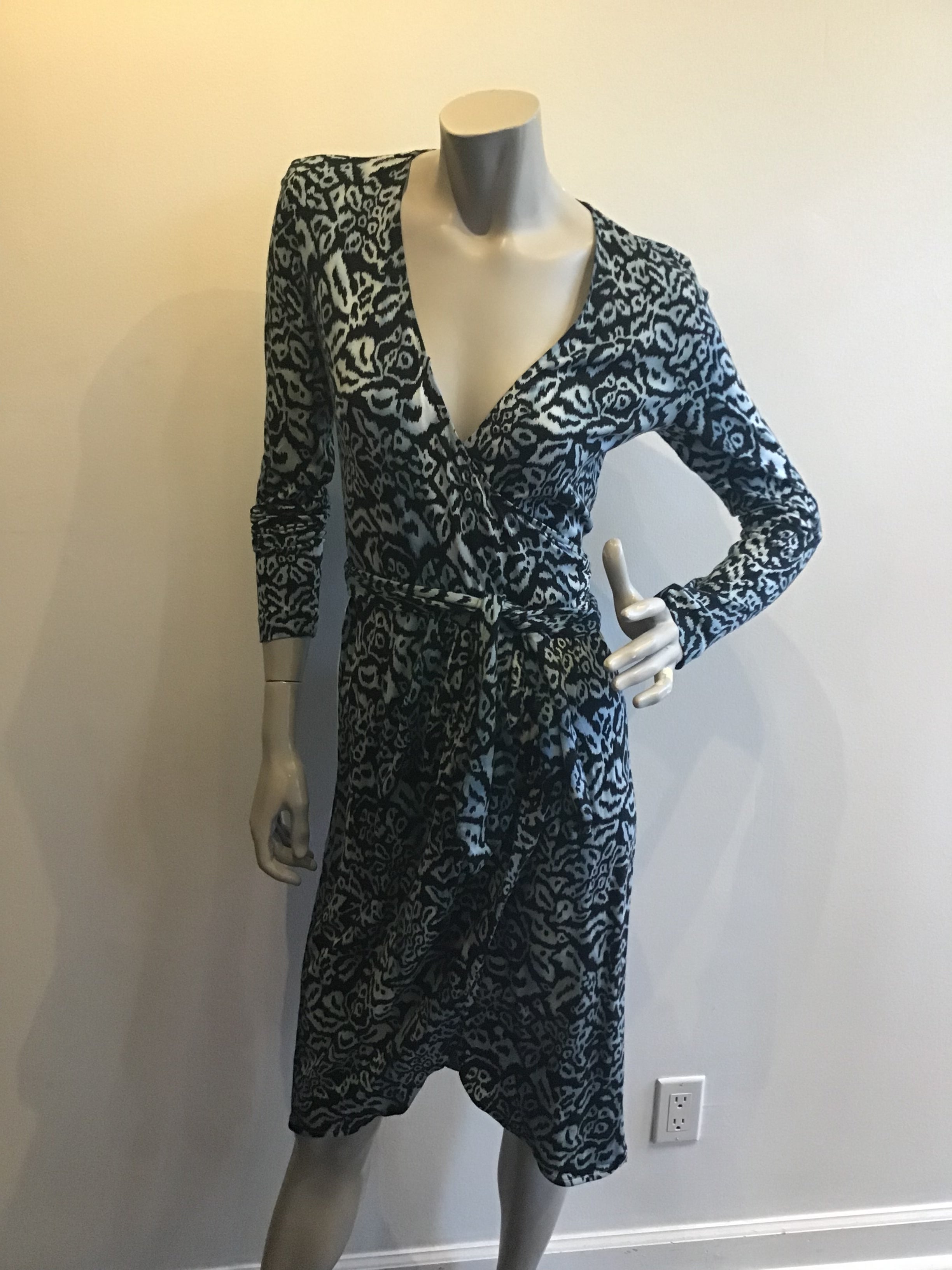 1970's Diane Von Fürstenberg Blue Black printed cotton jersey Dress