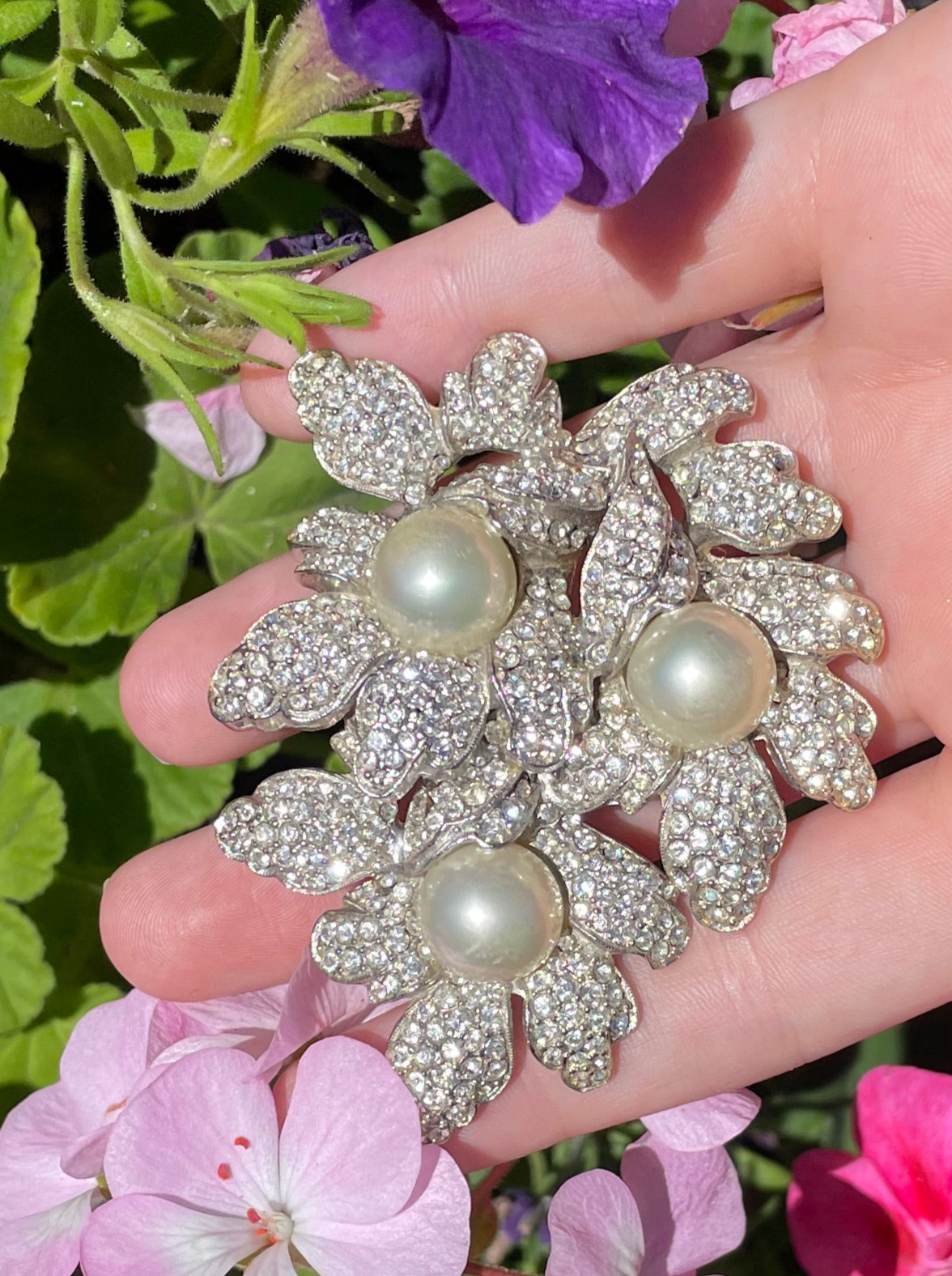 Vintage 1980s Mimi Pearl and rhinestone pin