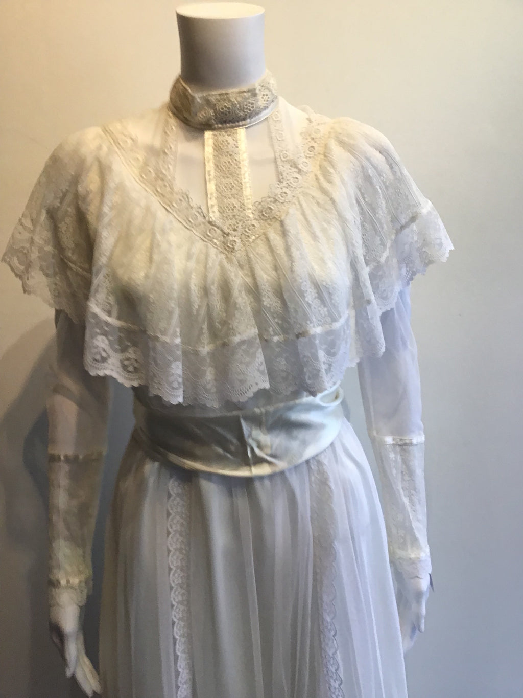 1980’s Gunne Sax White Polyester Net and Lace Wedding Dress Size 8