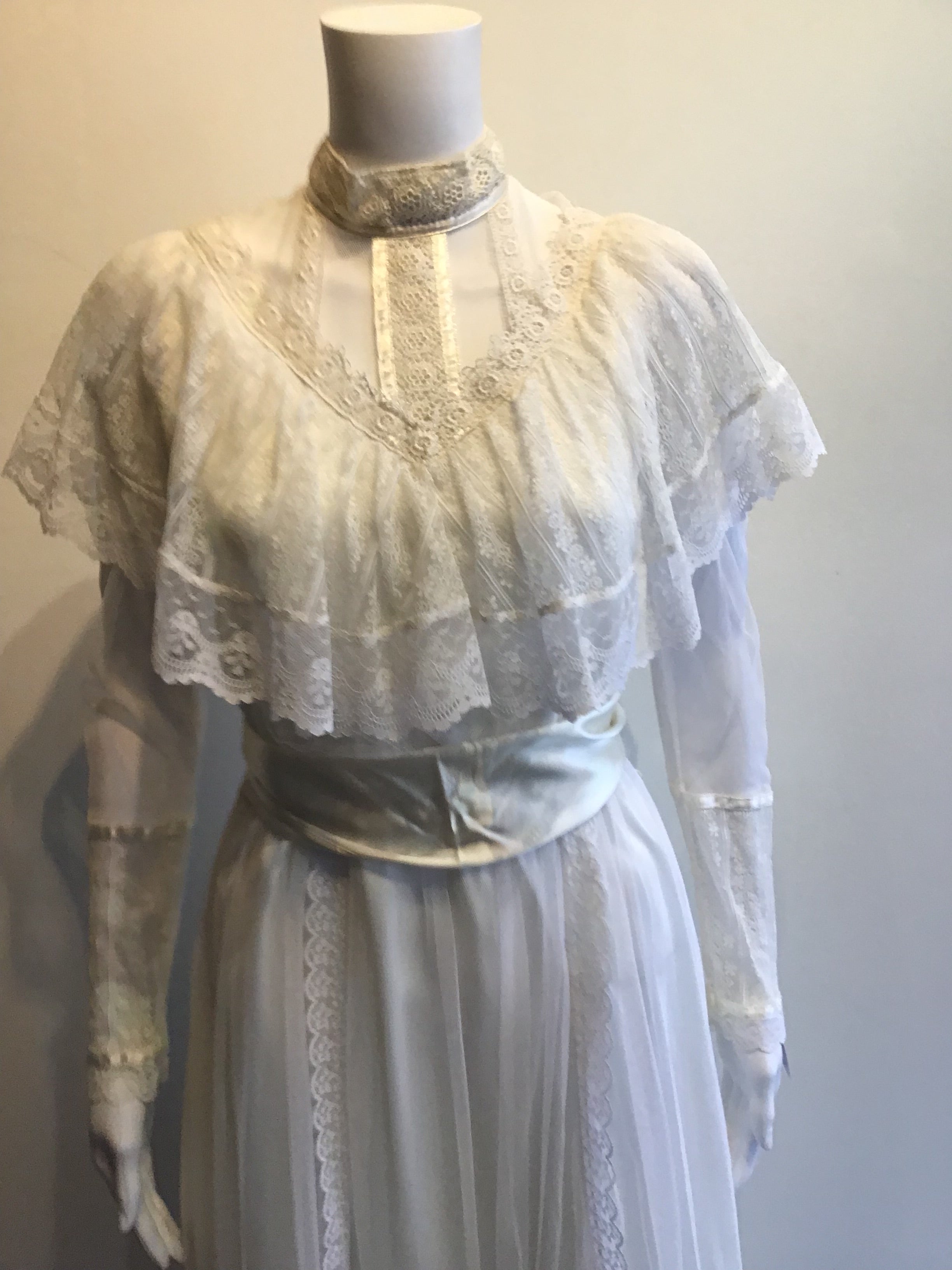 1980’s Gunne Sax White Polyester Net and Lace Wedding Dress Size 8