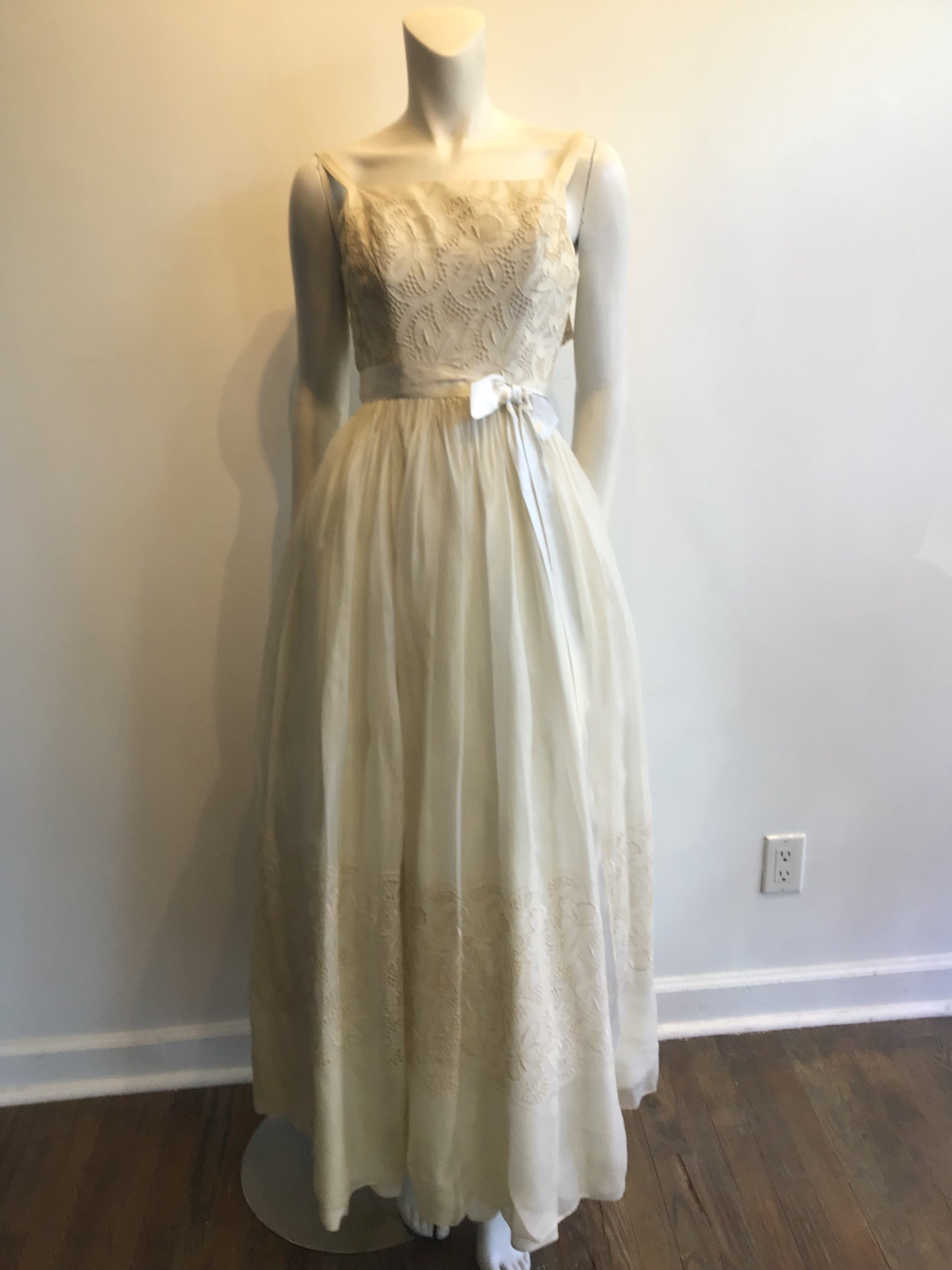 1950s Cream Embroidered Organza Gown Size 0-2