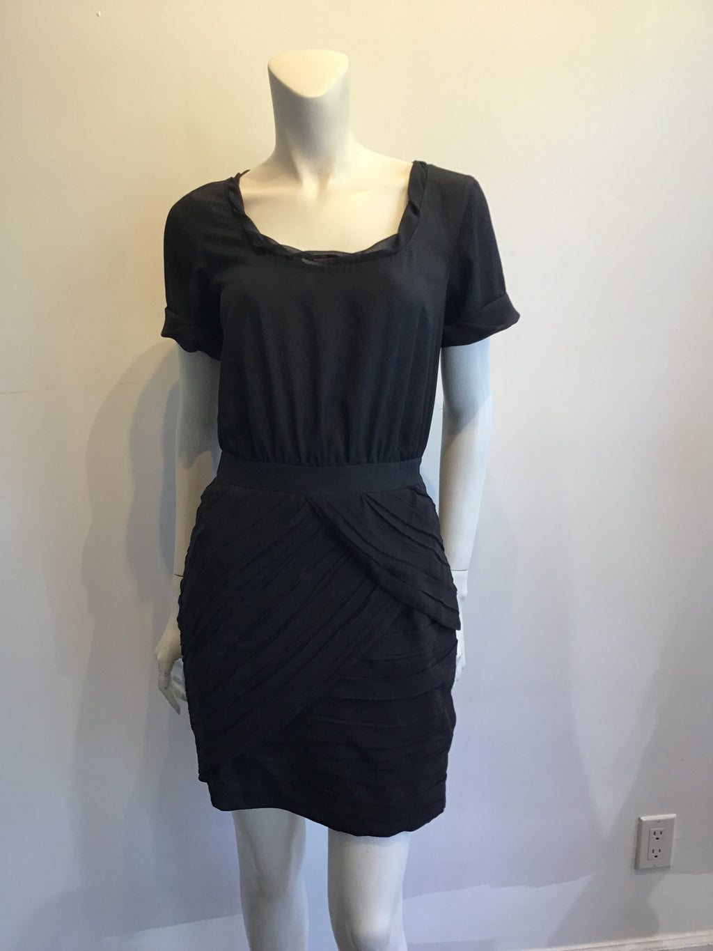 1980s Black Polyester Pleated Diane Von Fürstenberg Dress Size 8