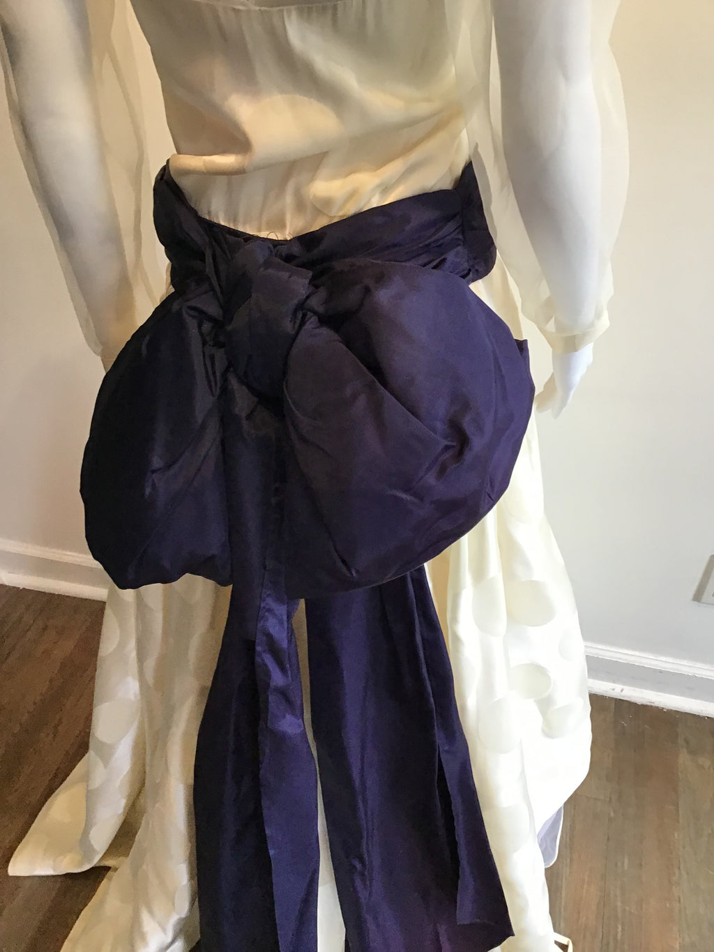 Late 1970’s white Silk Blend Evening Dress with Navy Sash Size 4