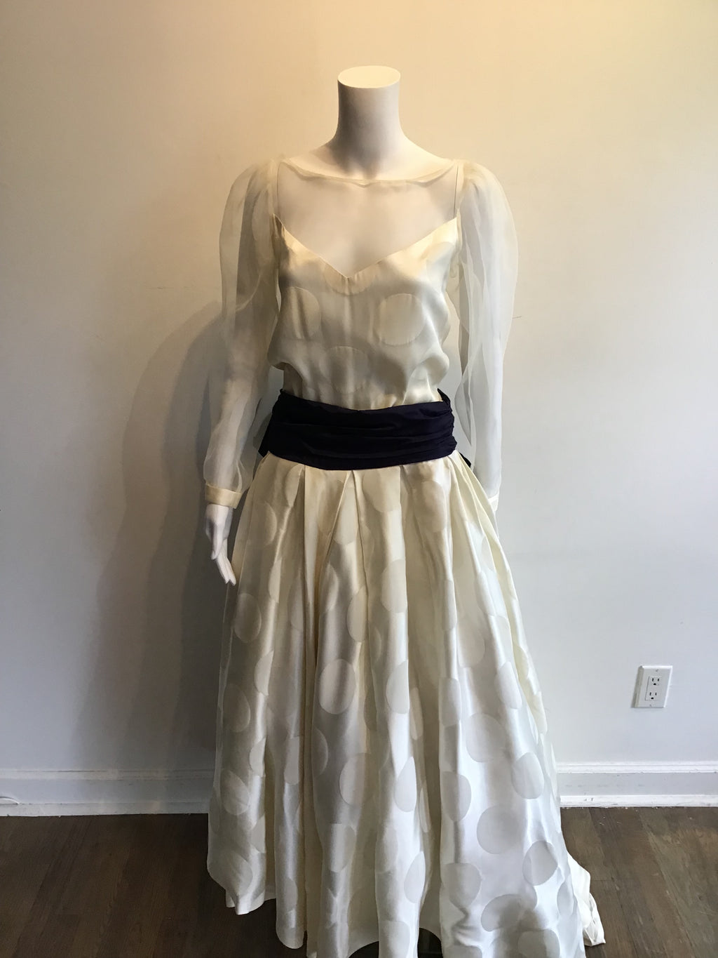 Late 1970’s white Silk Blend Evening Dress with Navy Sash Size 4