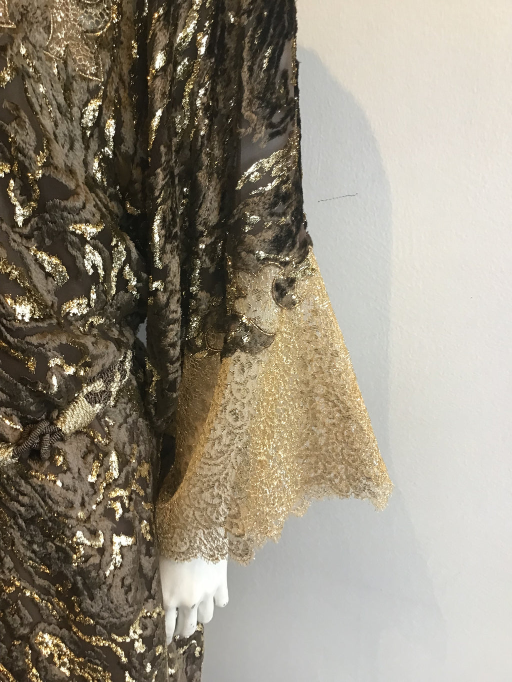 1980s Oscar de La Renta Gold Lace and Flocked Velvet Chemise Style Cocktail Dress with belt Size 8