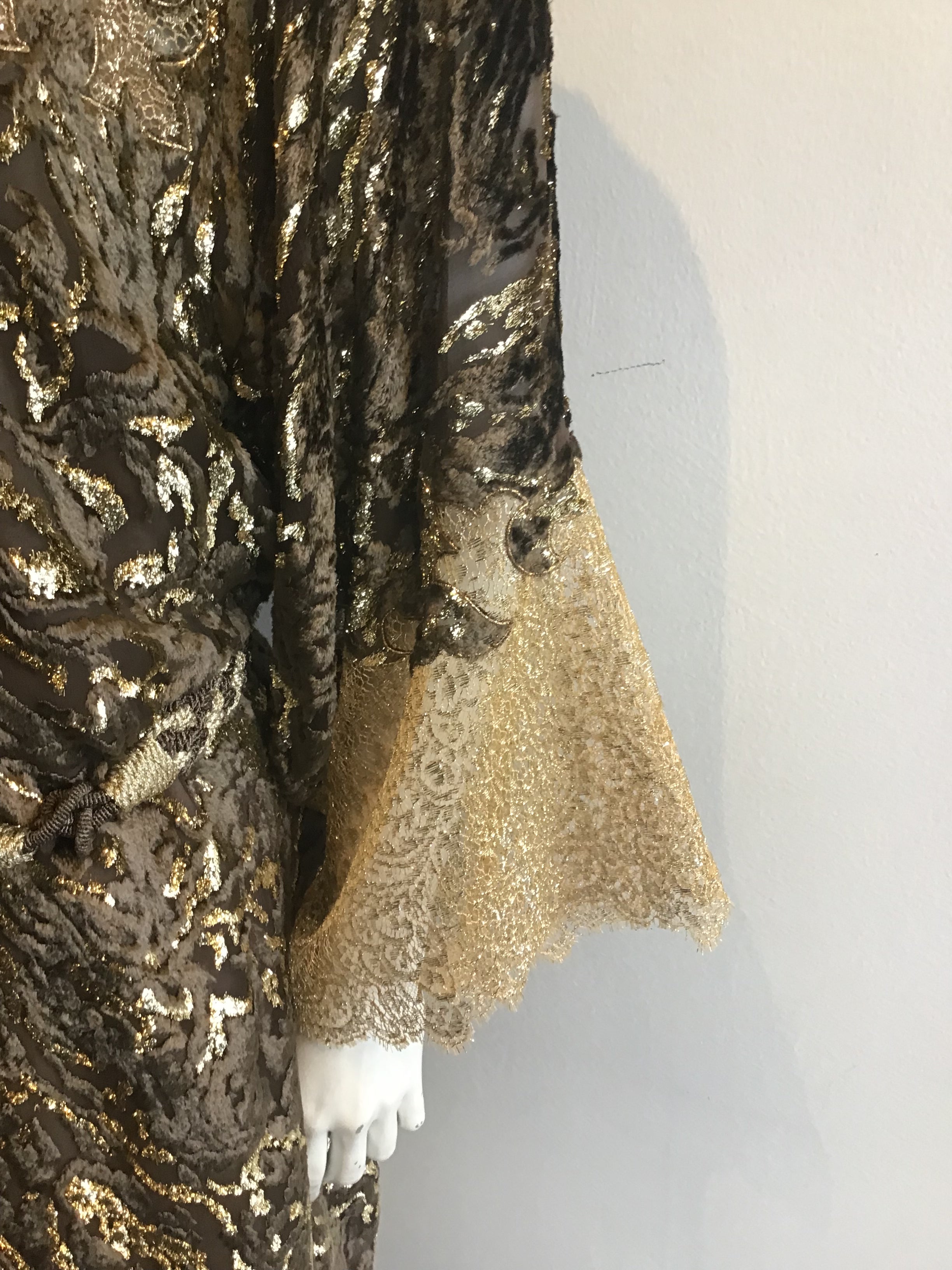 1980s Oscar de La Renta Gold Lace and Flocked Velvet Chemise Style Cocktail Dress with belt Size 8