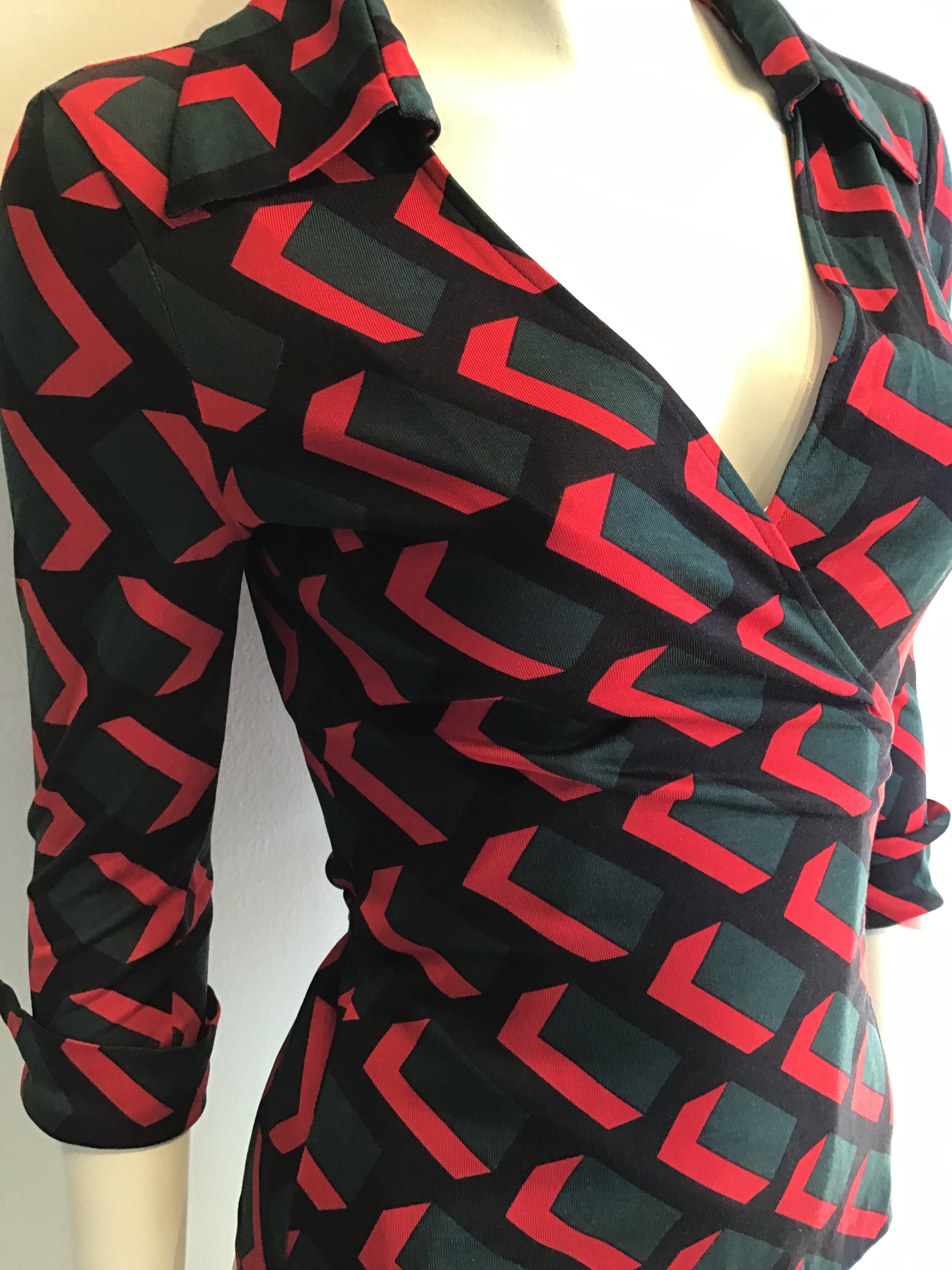 2000 Diane Von Fürstenberg Red and Black Top Size 6