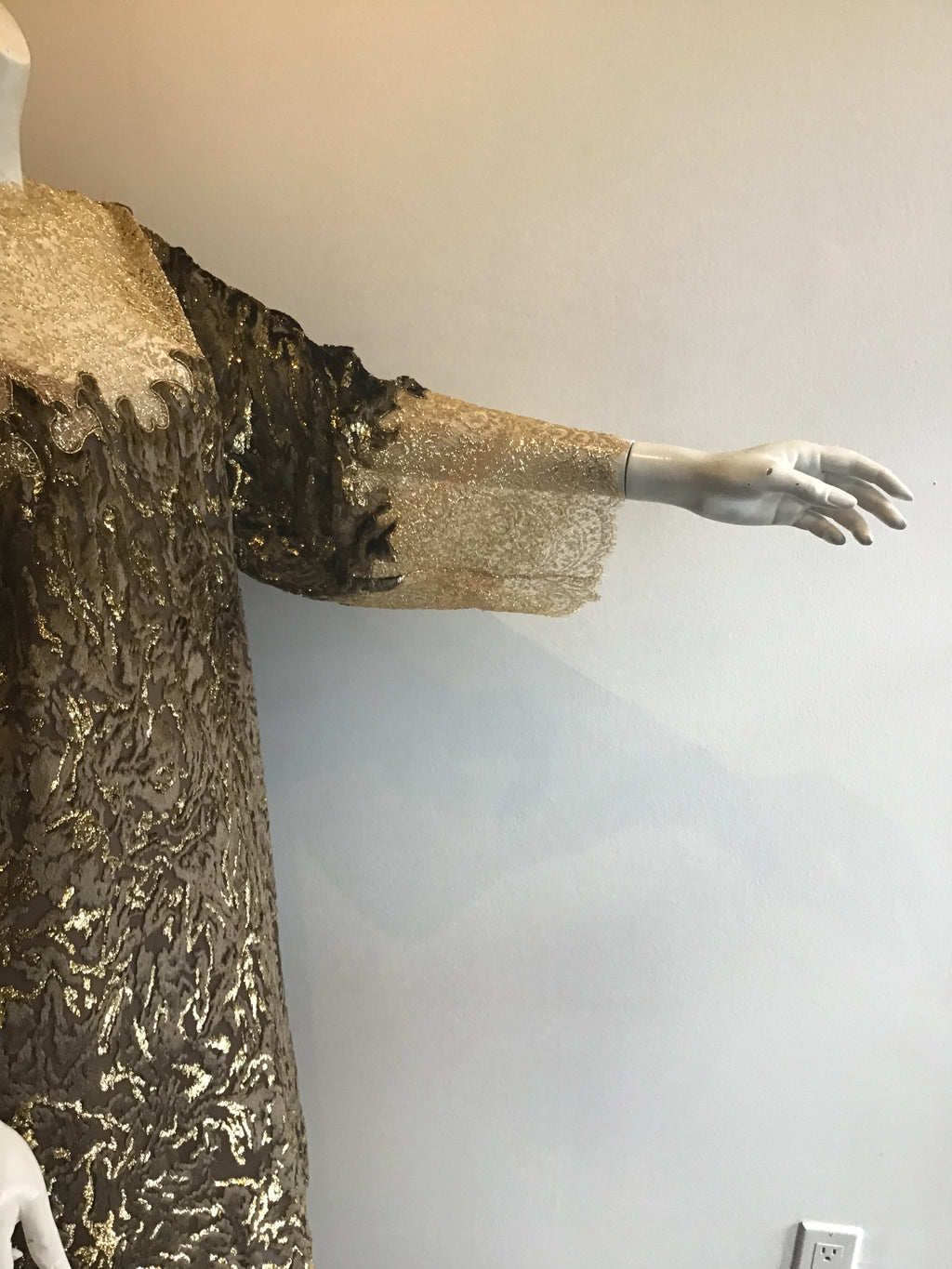 1980s Oscar de La Renta Gold Lace and Flocked Velvet Chemise Style Cocktail Dress with belt Size 8