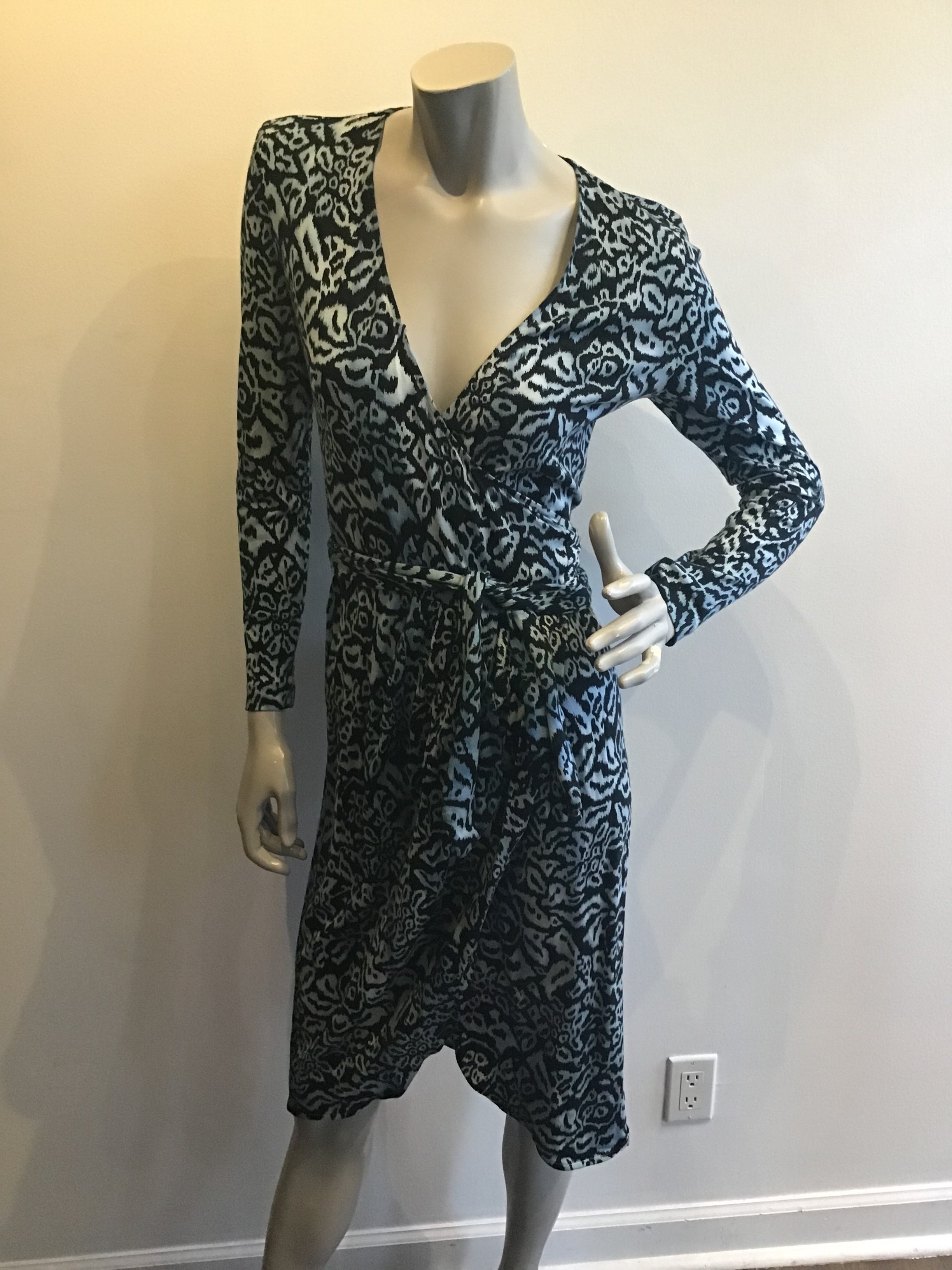 1970's Diane Von Fürstenberg Blue Black printed cotton jersey Dress