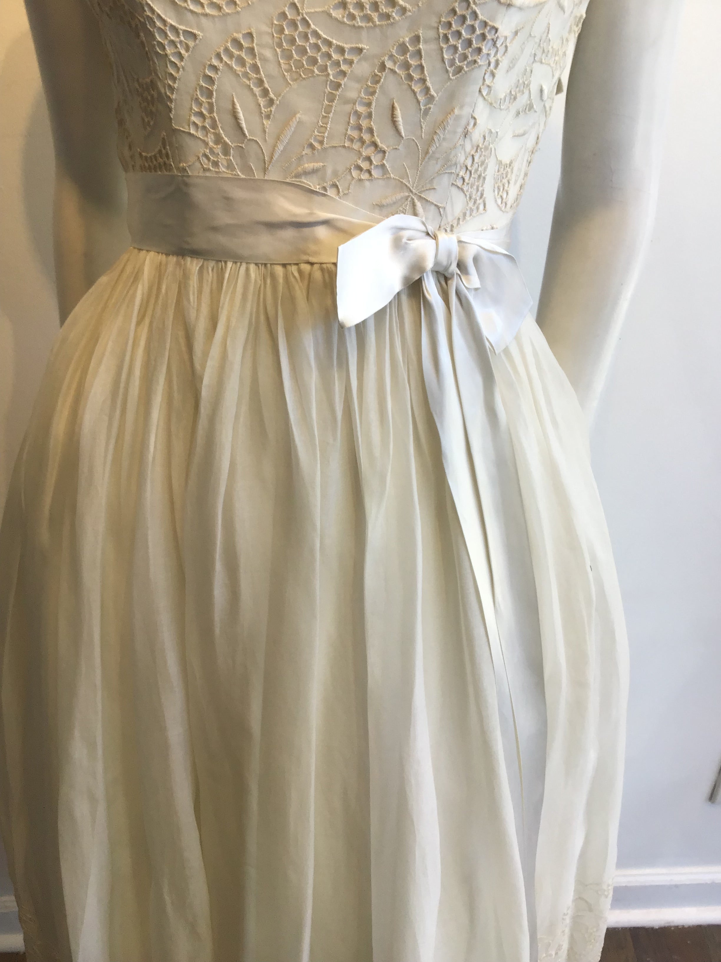 1950s Cream Embroidered Organza Gown Size 0-2