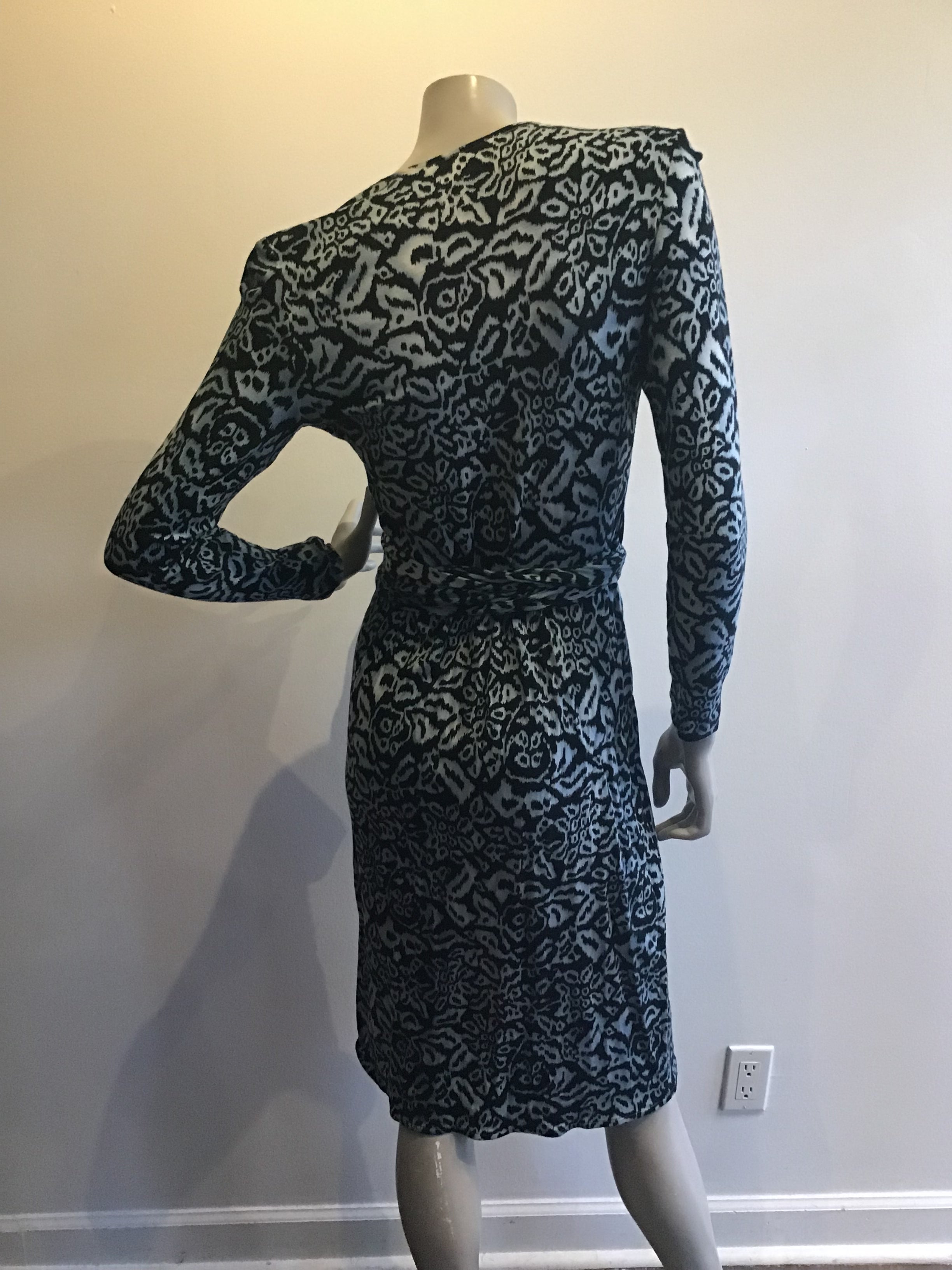 1970's Diane Von Fürstenberg Blue Black printed cotton jersey Dress