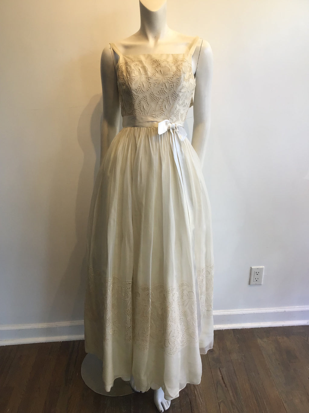 1950s Cream Embroidered Organza Gown Size 0-2