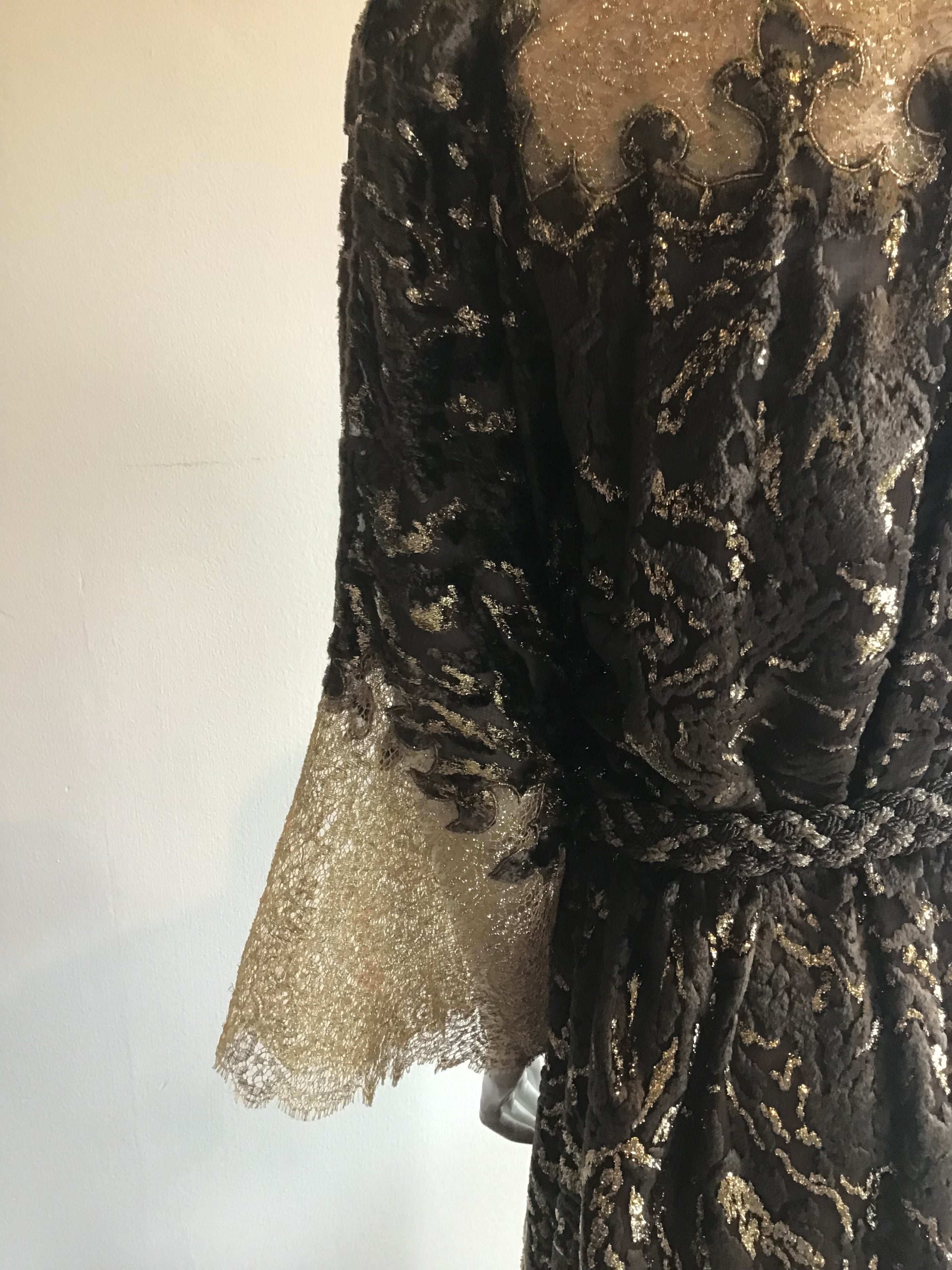 1980s Oscar de La Renta Gold Lace and Flocked Velvet Chemise Style Cocktail Dress with belt Size 8