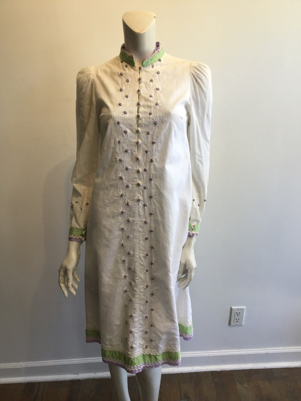 1970’s White Cotton Mary O’Donnell Embroidered Day Dress Size 4