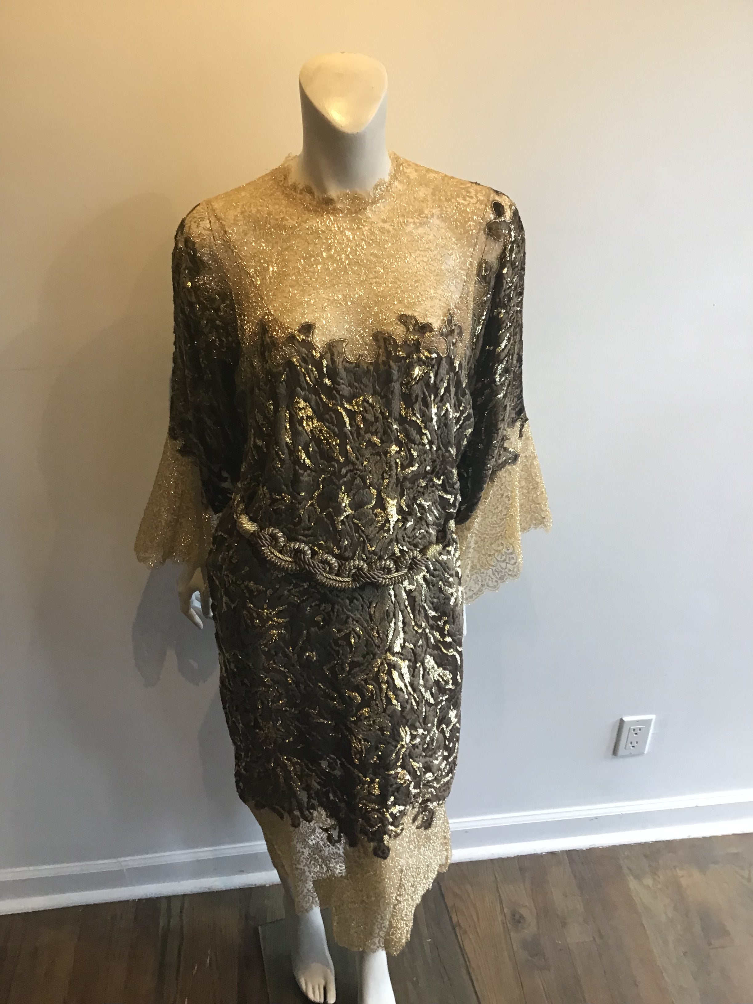 1980s Oscar de La Renta Gold Lace and Flocked Velvet Chemise Style Cocktail Dress with belt Size 8