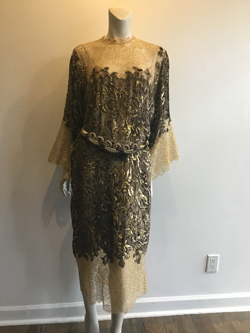 1980s Oscar de La Renta Gold Lace and Flocked Velvet Chemise Style Cocktail Dress with belt Size 8