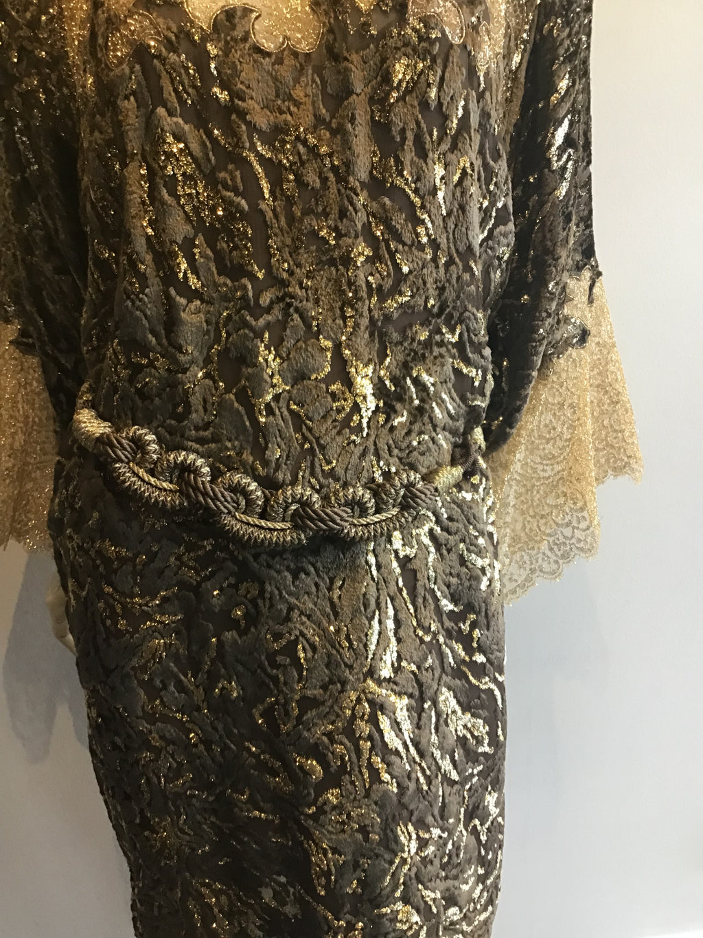 1980s Oscar de La Renta Gold Lace and Flocked Velvet Chemise Style Cocktail Dress with belt Size 8