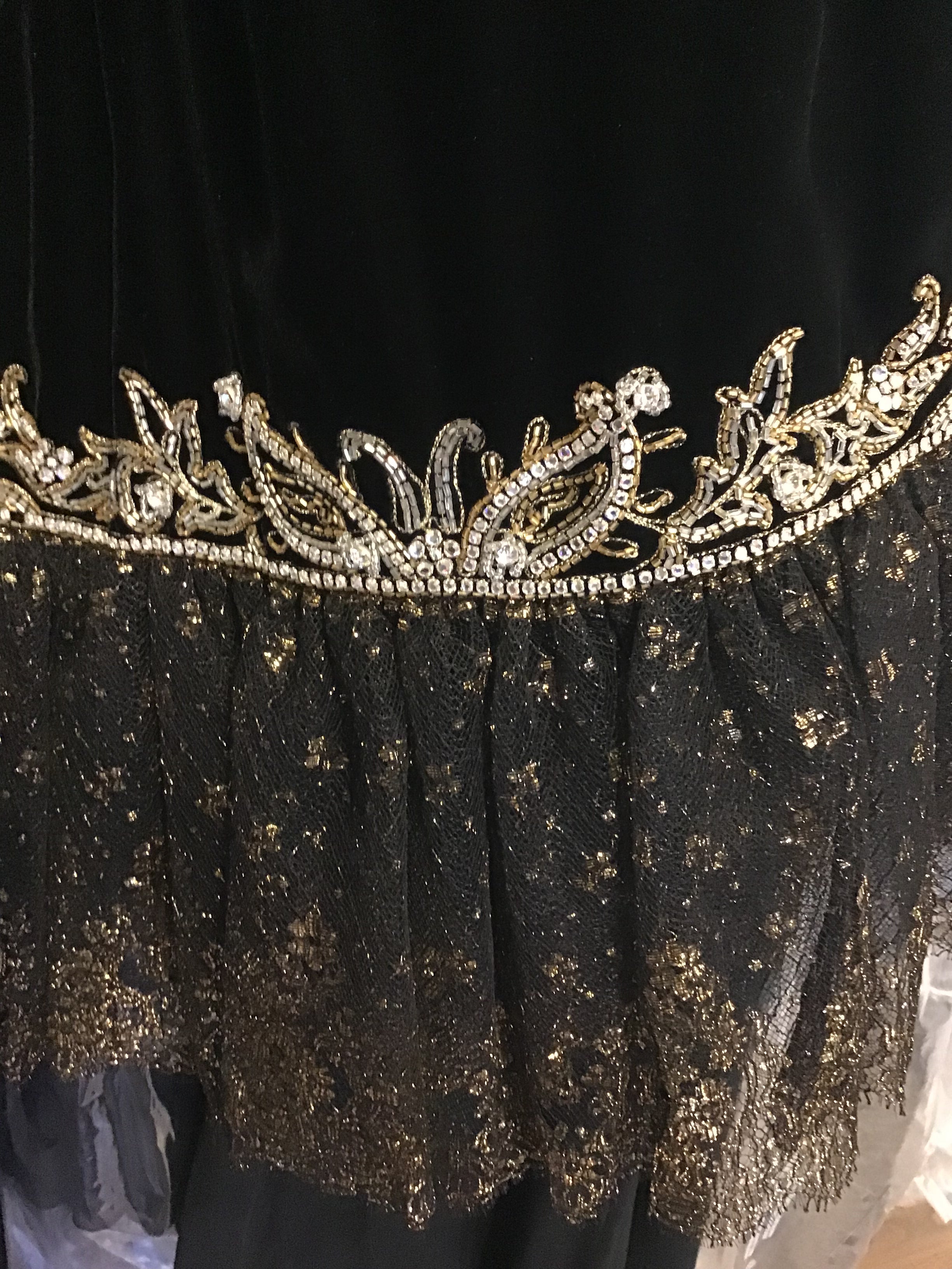 1980's Oscar de La Renta Black  Velvet Gold Metallic Lace hemmed Dress size 8