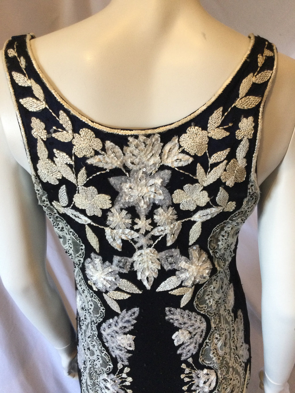 Vintage 2000, Carolina Herrera Midnight blue with Appliqued Ivory lace and beads Evening Gown size 10