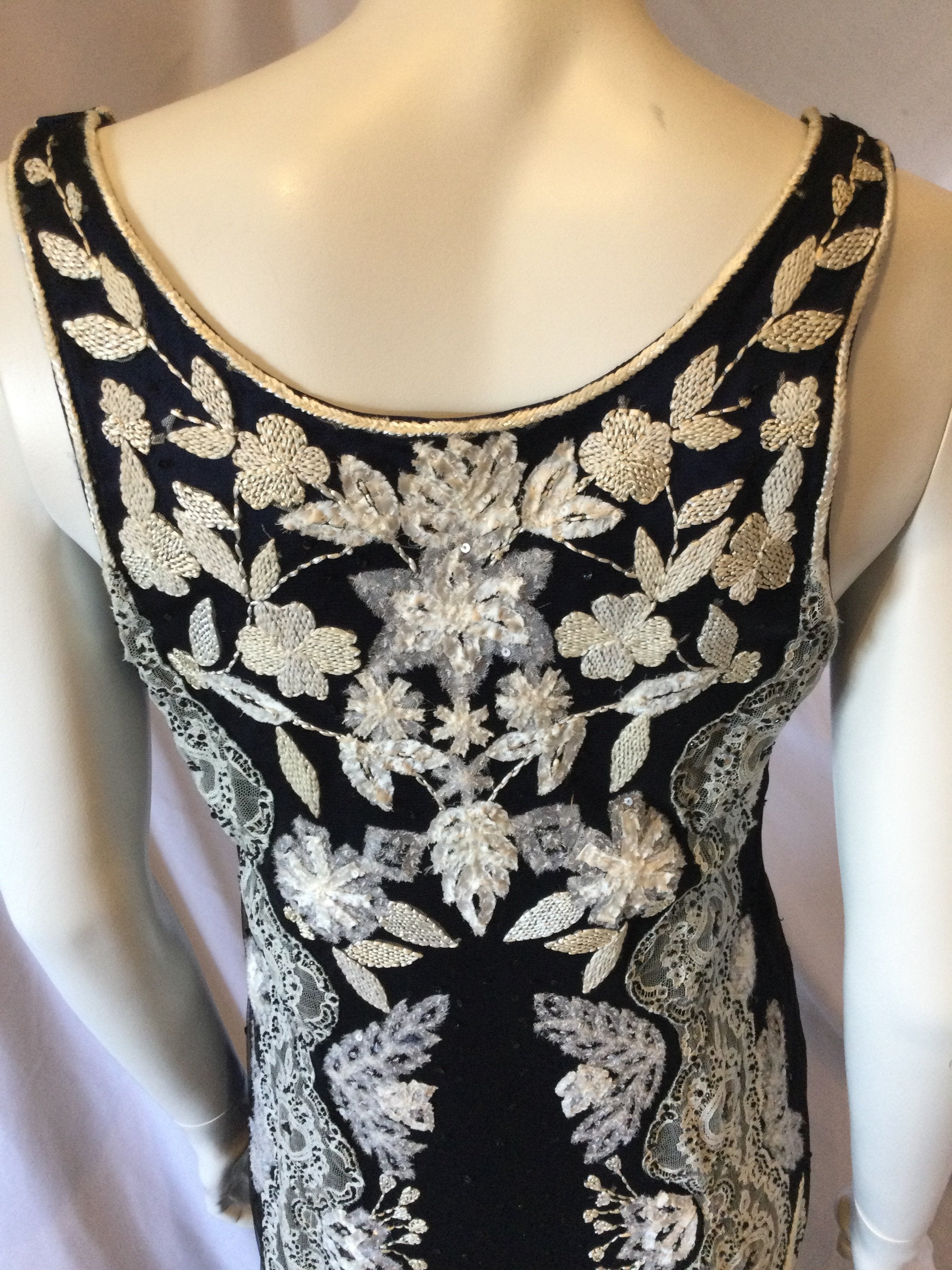 Vintage 2000, Carolina Herrera Midnight blue with Appliqued Ivory lace and beads Evening Gown size 10