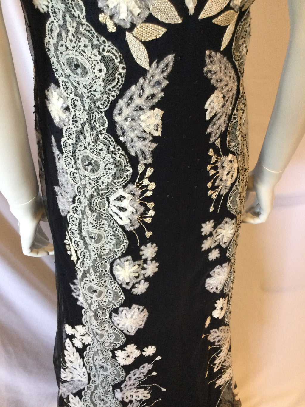 Vintage 2000, Carolina Herrera Midnight blue with Appliqued Ivory lace and beads Evening Gown size 10