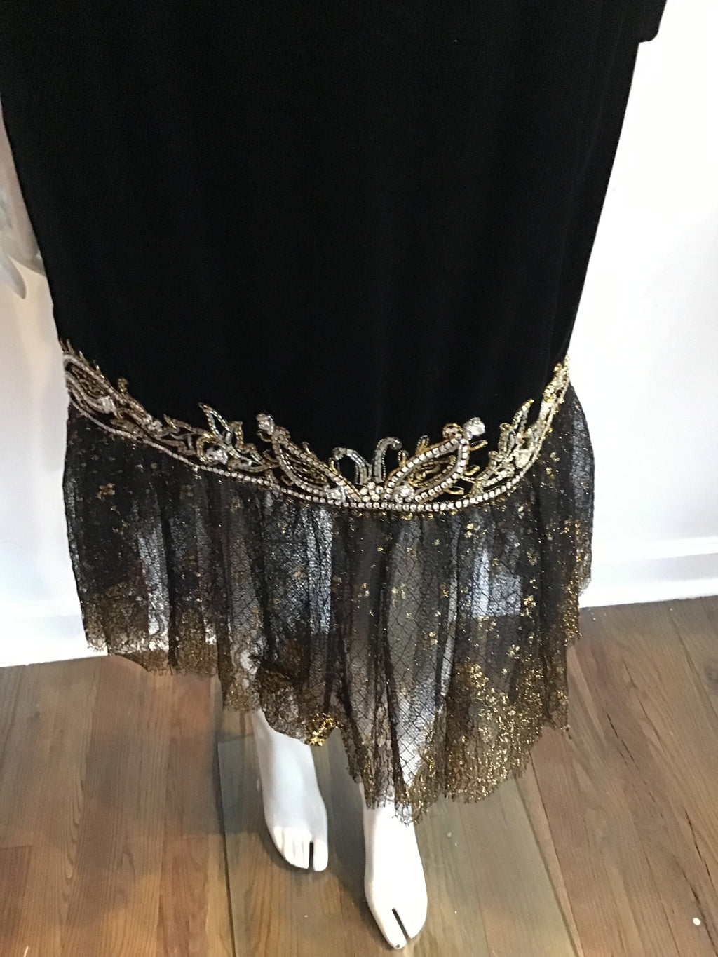 1980's Oscar de La Renta Black  Velvet Gold Metallic Lace hemmed Dress size 8