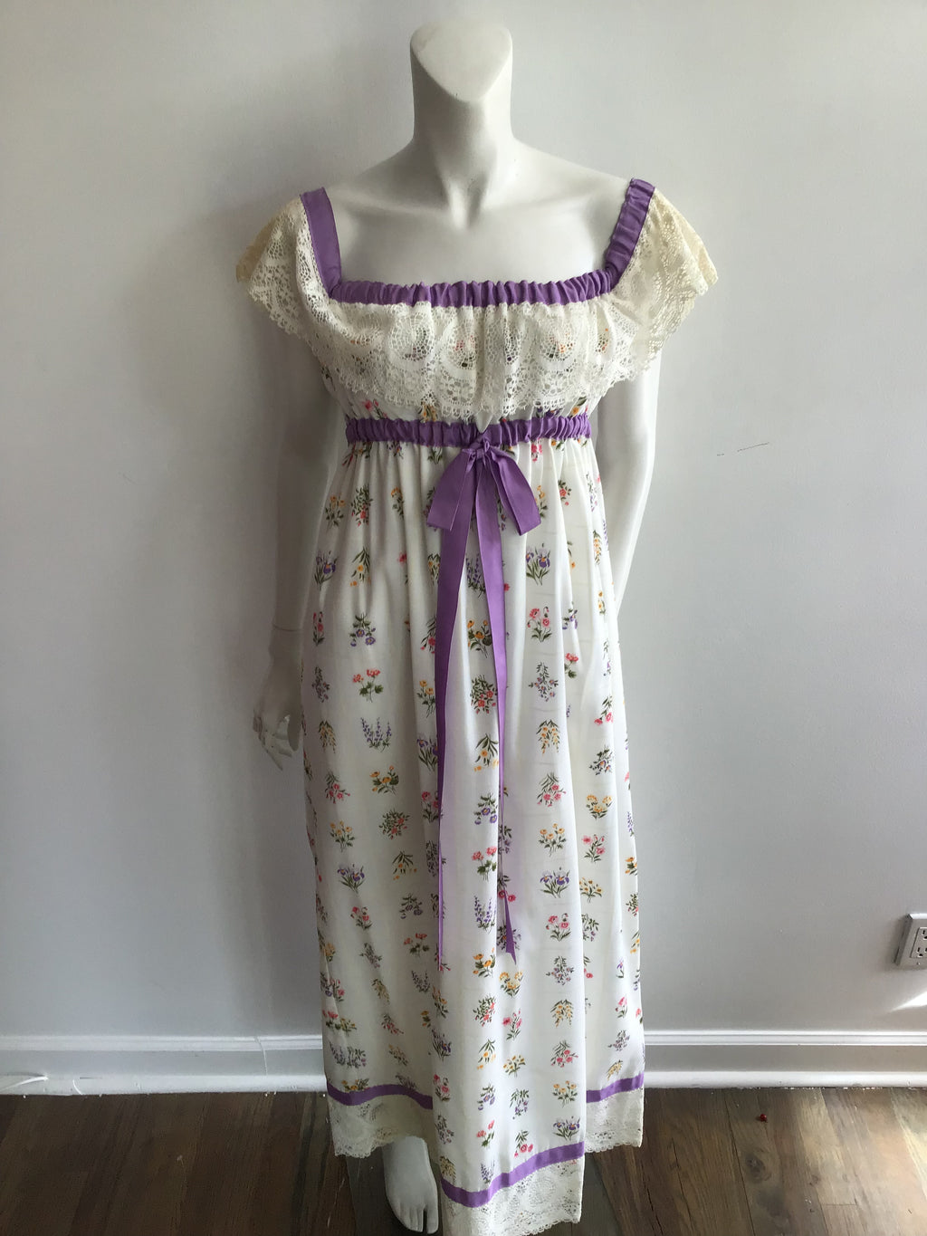 1970's White Cotton with Flowers Cotton Maxi Dress size 2-4