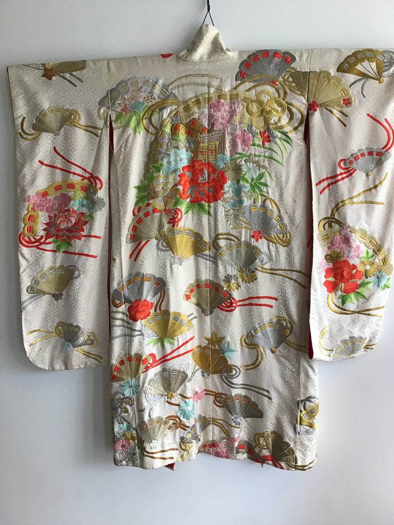 1950s Japanese cream silk multicolored Kimono embroidered with flowers and fans 