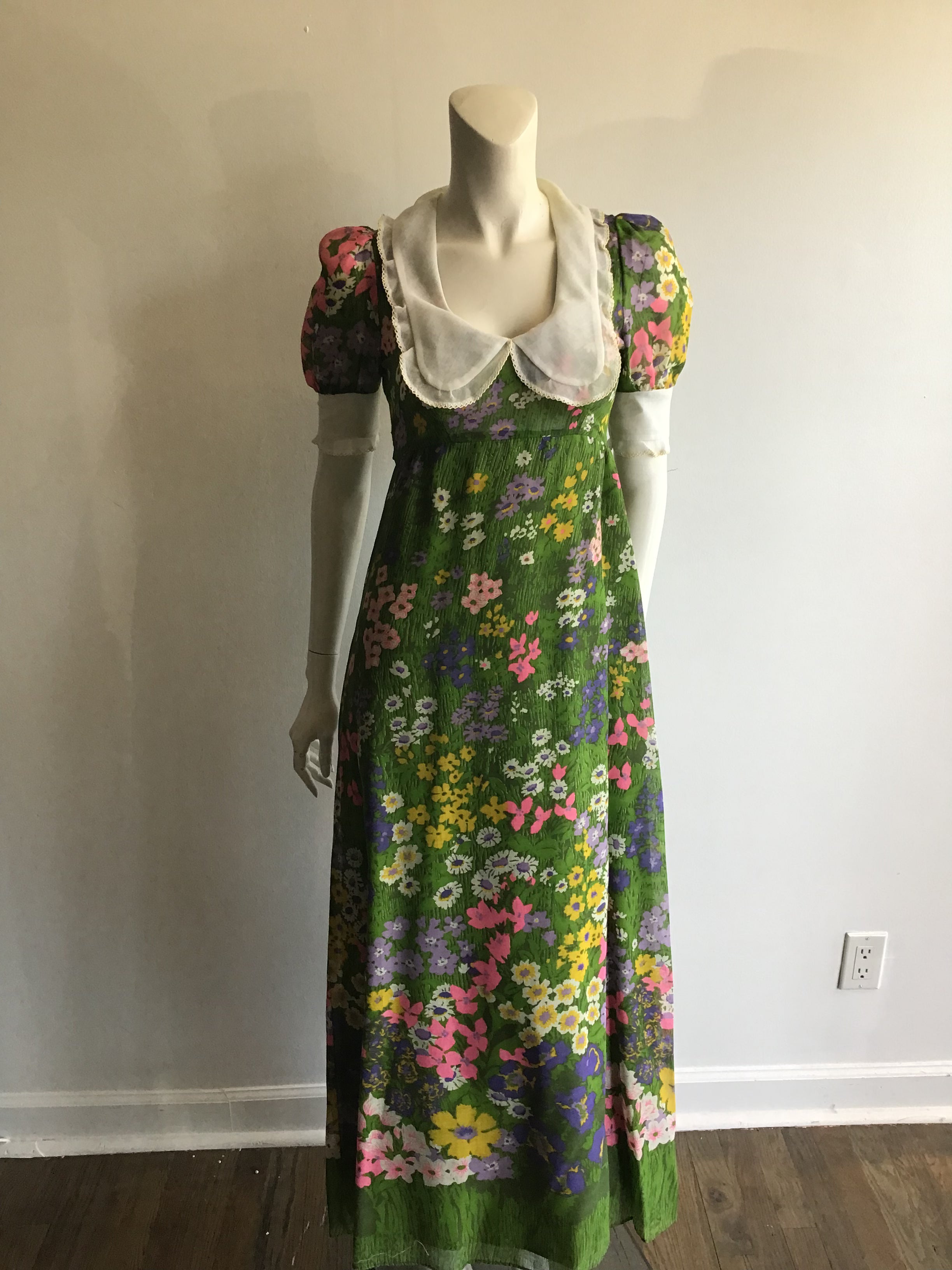 1970's Green Floral Dress with White Yoke Collar size 2-4