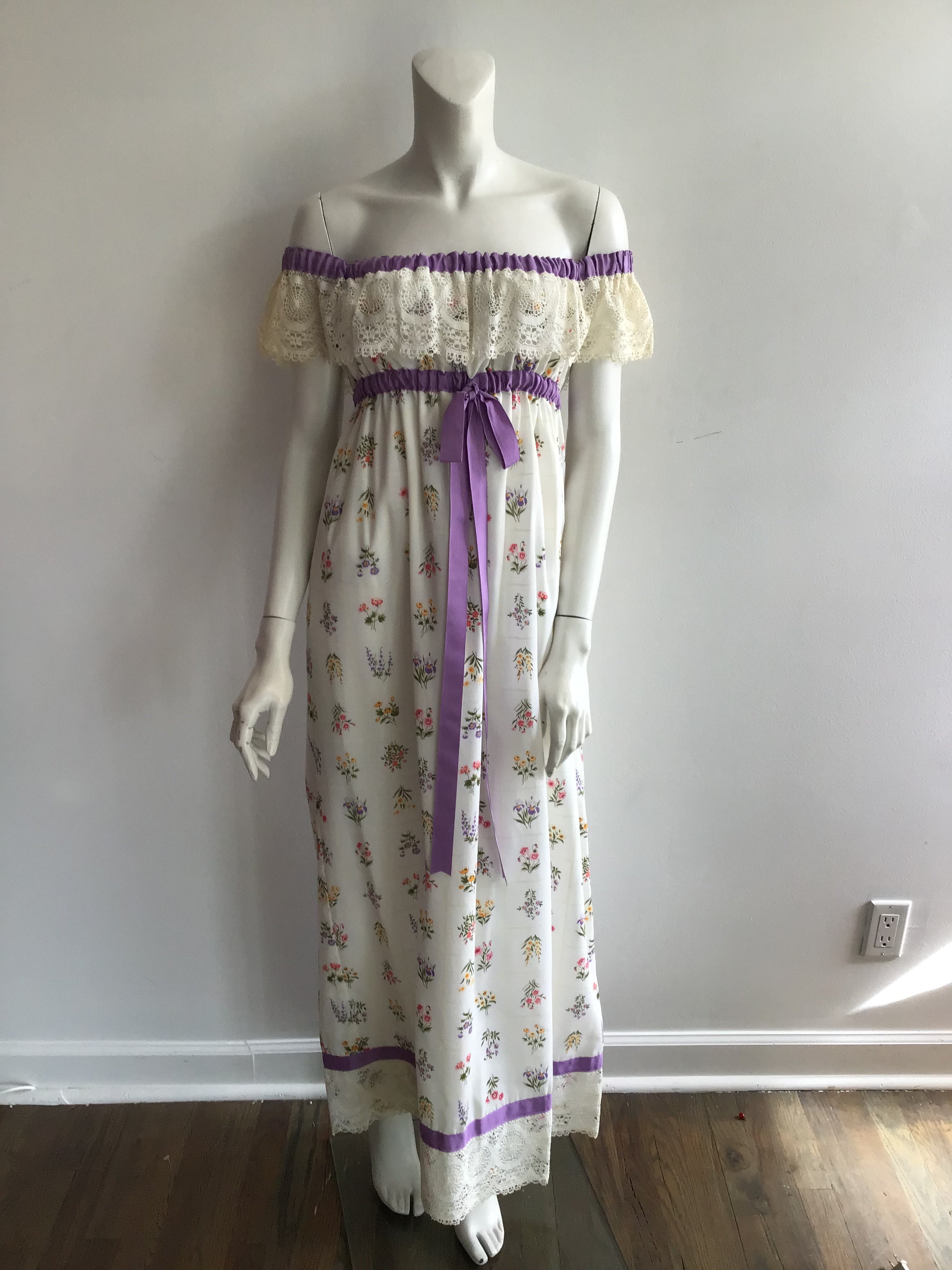 1970's White Cotton with Flowers Cotton Maxi Dress size 2-4