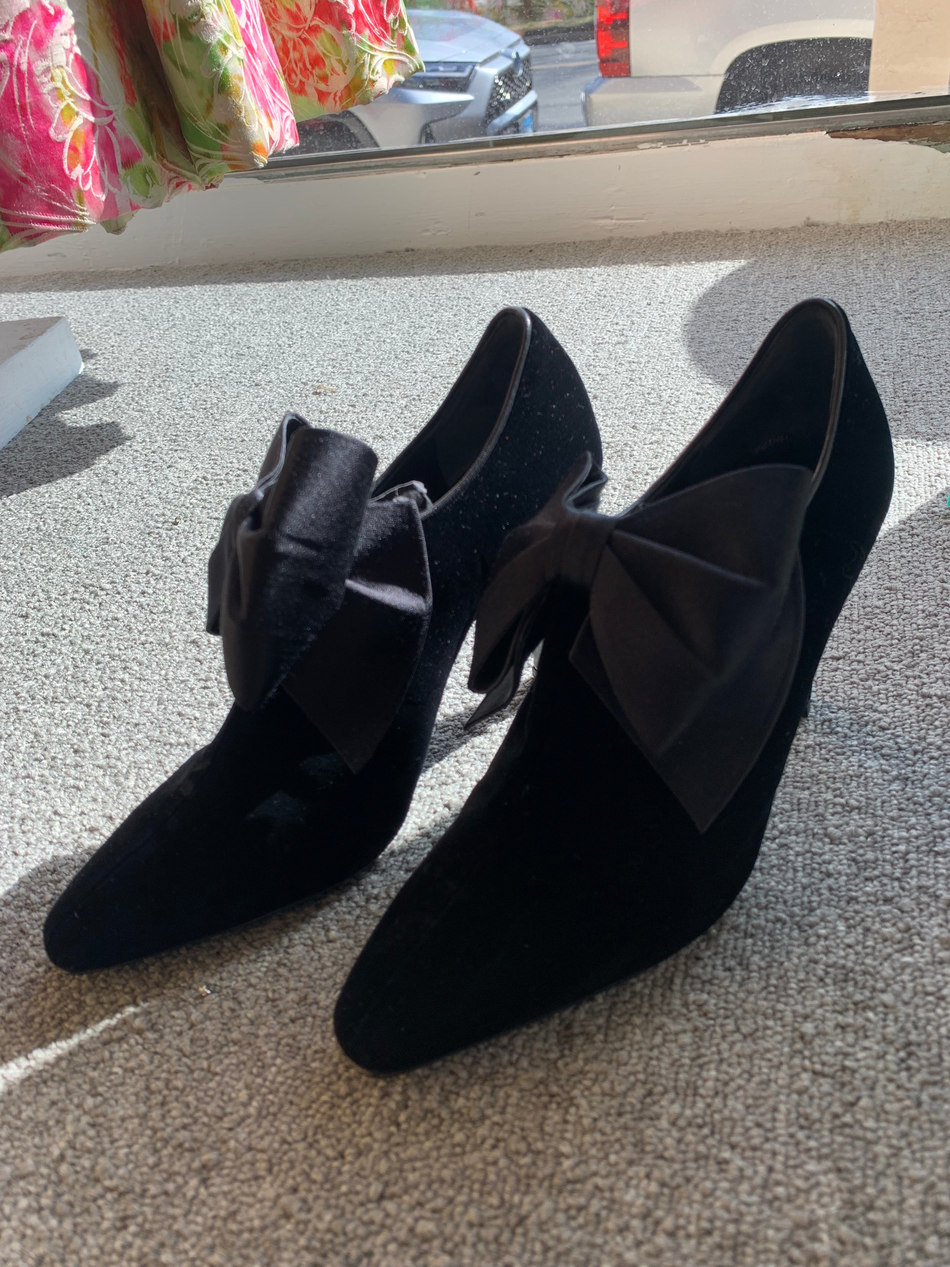 Roger Vivier Black Velvet shoes with bow-size 37 1/2 – Sophia's Gallery