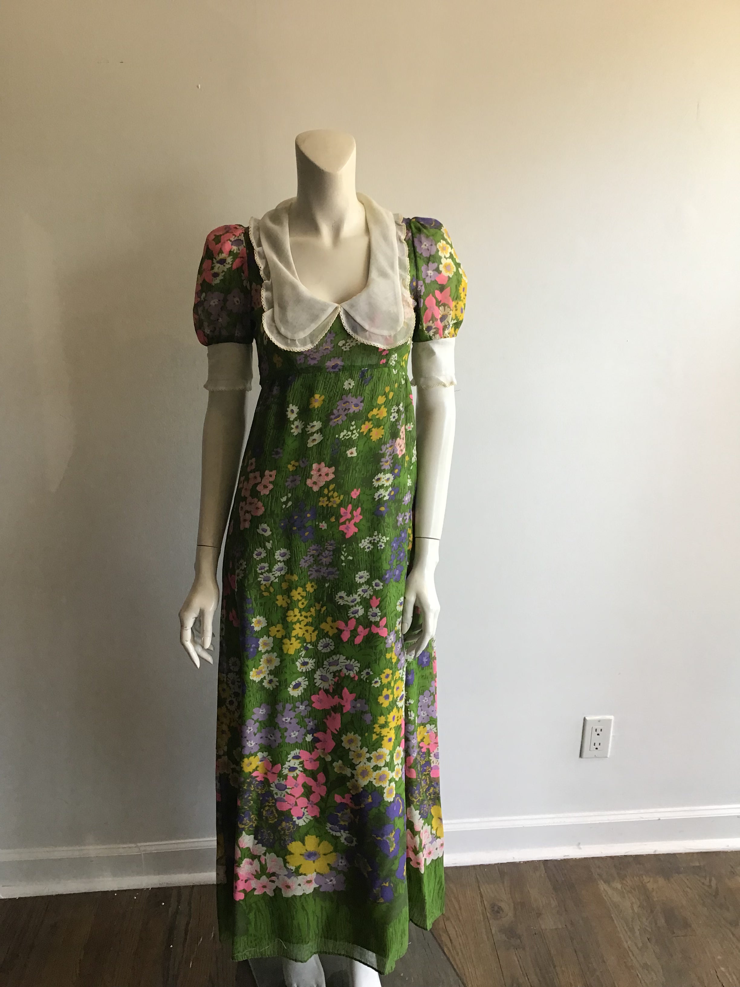 1970's Green Floral Dress with White Yoke Collar size 2-4